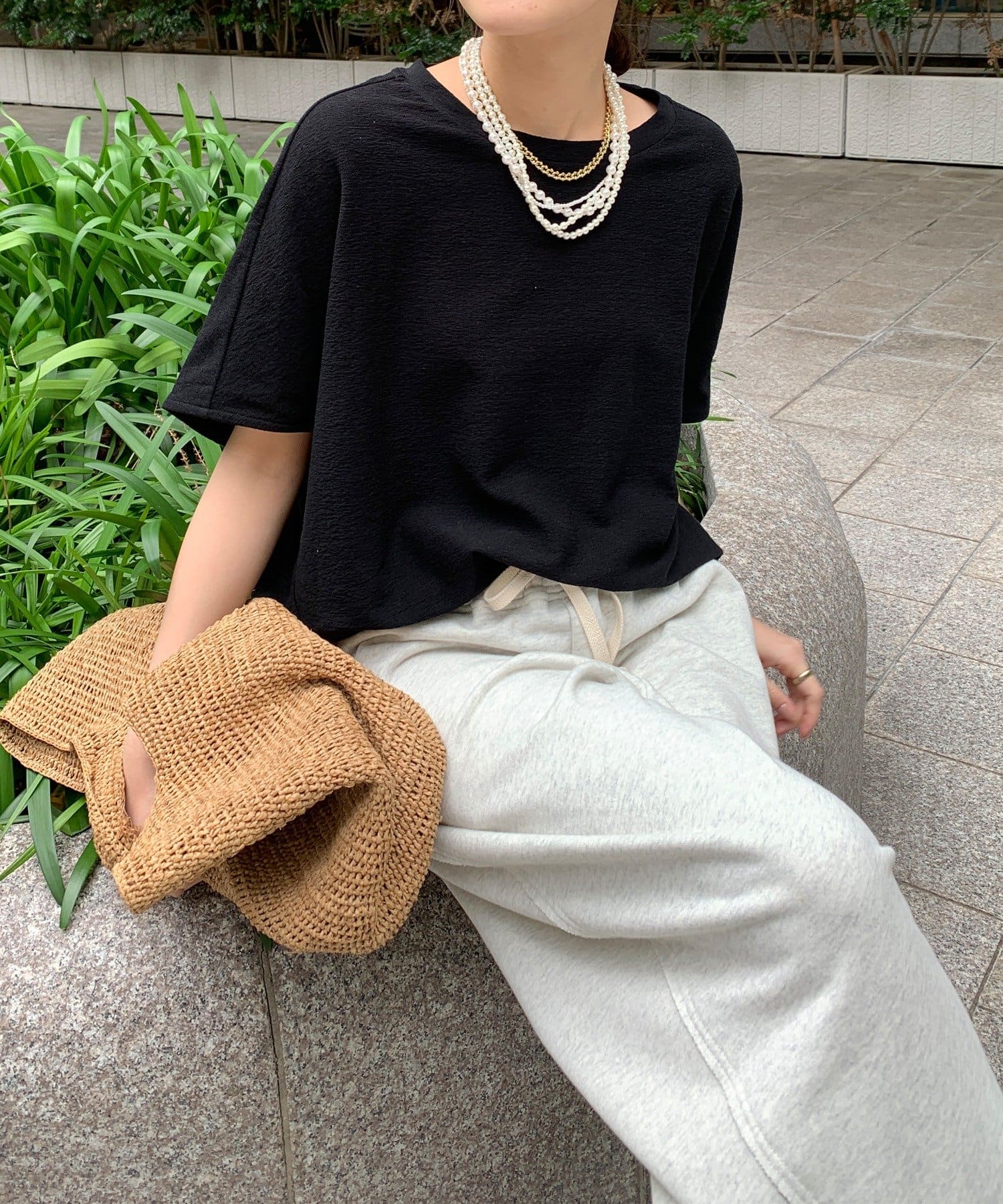 ■2025 SPRING & SUMMER ITEM■ドライタッチな素材感で真夏にうれしい！シャリ感とドライタッチな風合いをもつ素材。表情感のある凸凹素材で、さらっと肌当たりのいいのが着やすい