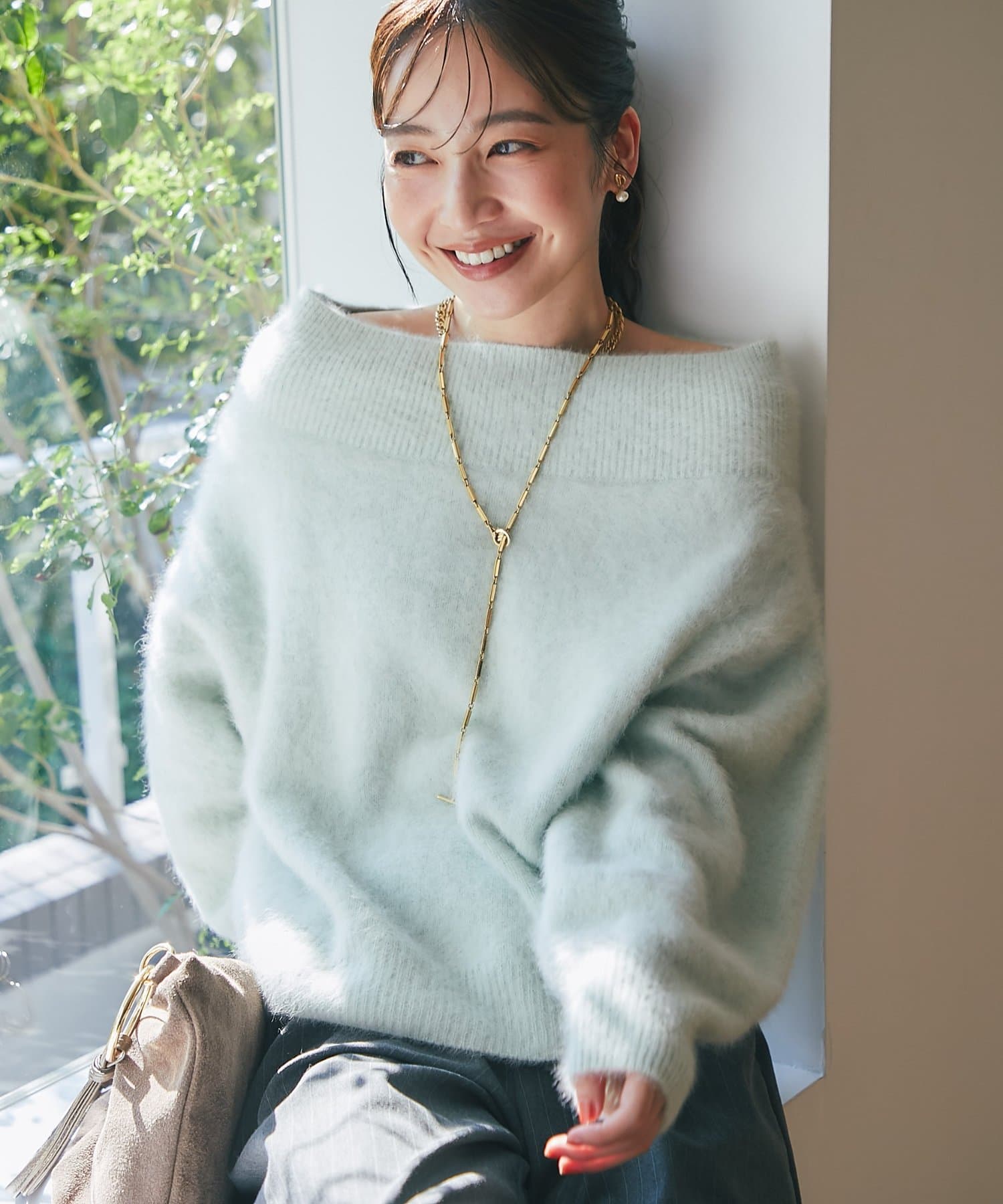 La boutique BonBon(ラブティックボンボン) 【大人っぽニット】ヘアリーウールカシミア混リブネックオフショルニット