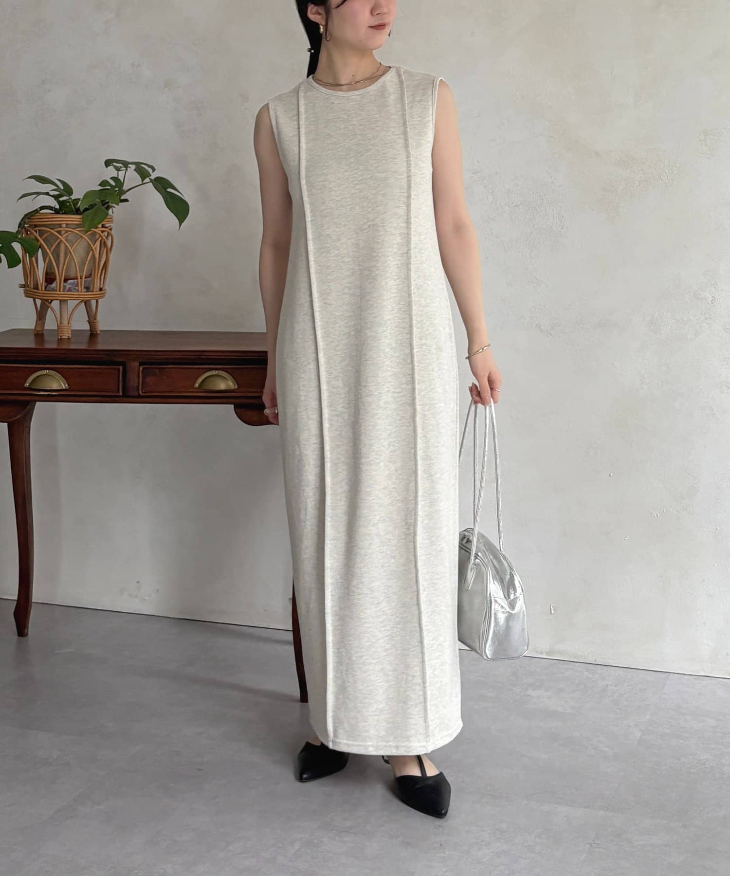 Thevon ワンピース ショルダーギャザーVネックワンピース | Thevon.(ゼヴォン