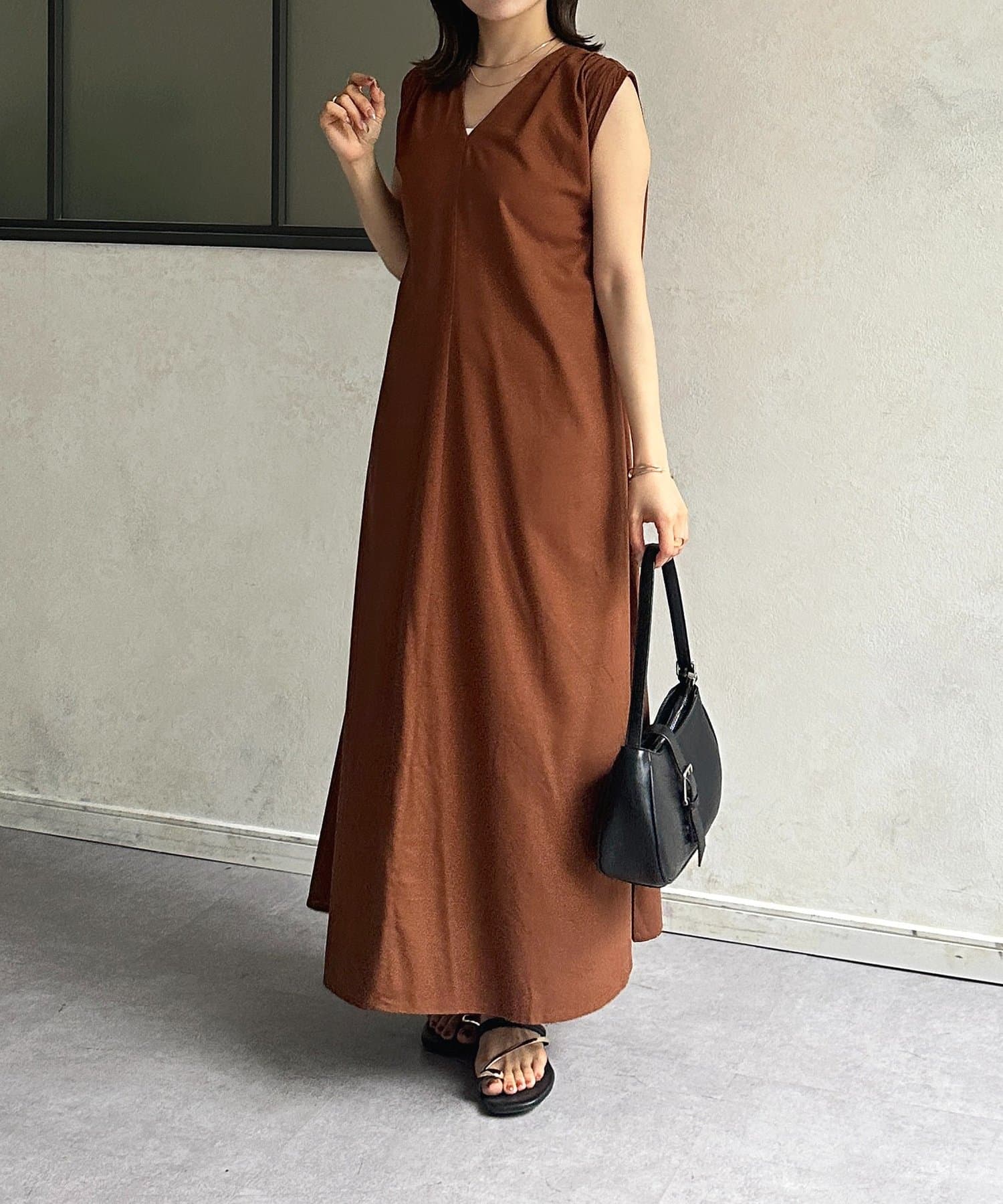 Thevon.(ゼヴォン) ショルダーギャザーVネックワンピース