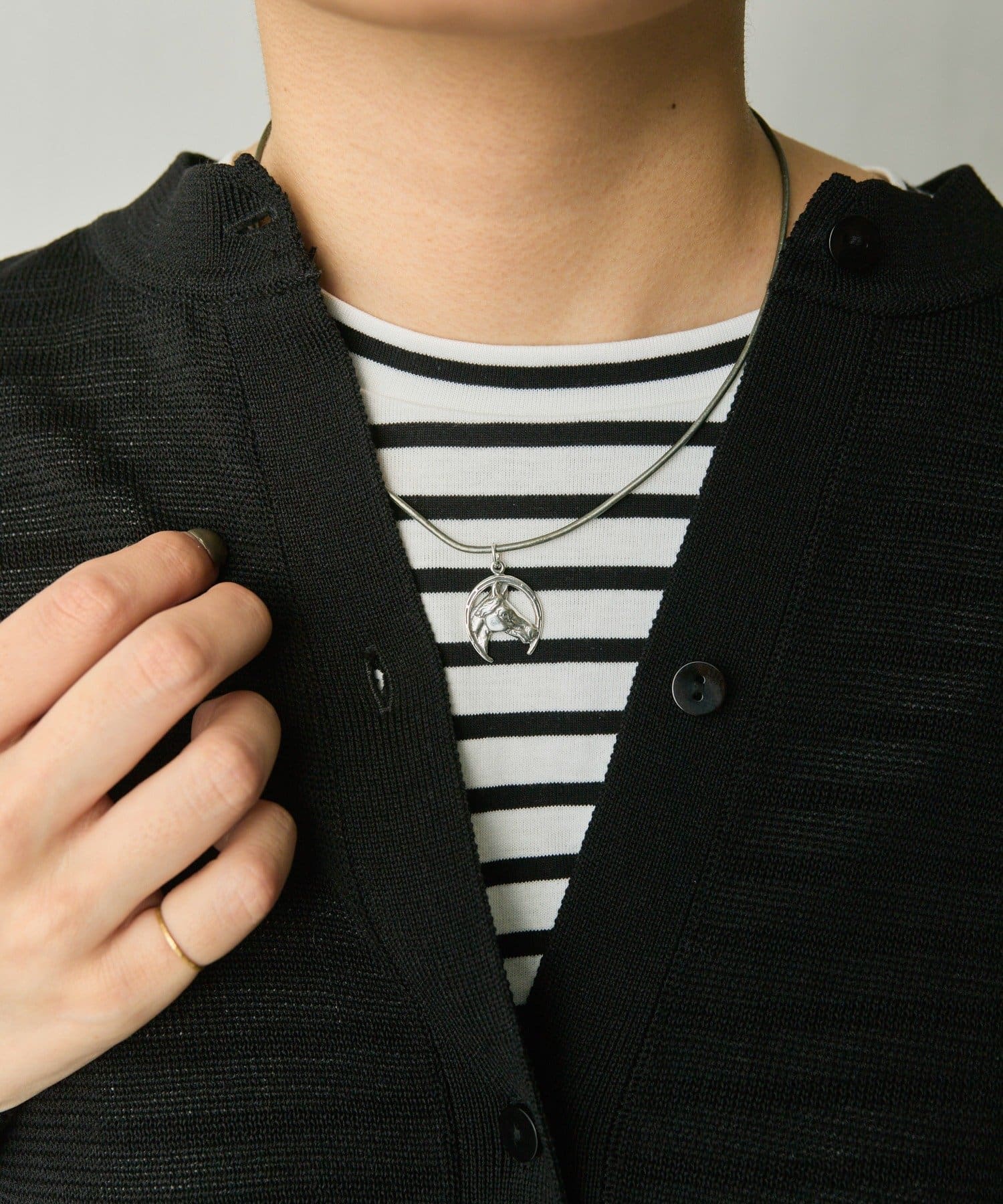 ear PAPILLONNER(イア パピヨネ) 《スターリングシルバー使用》馬チャーム付レザーチョーカーネックレス