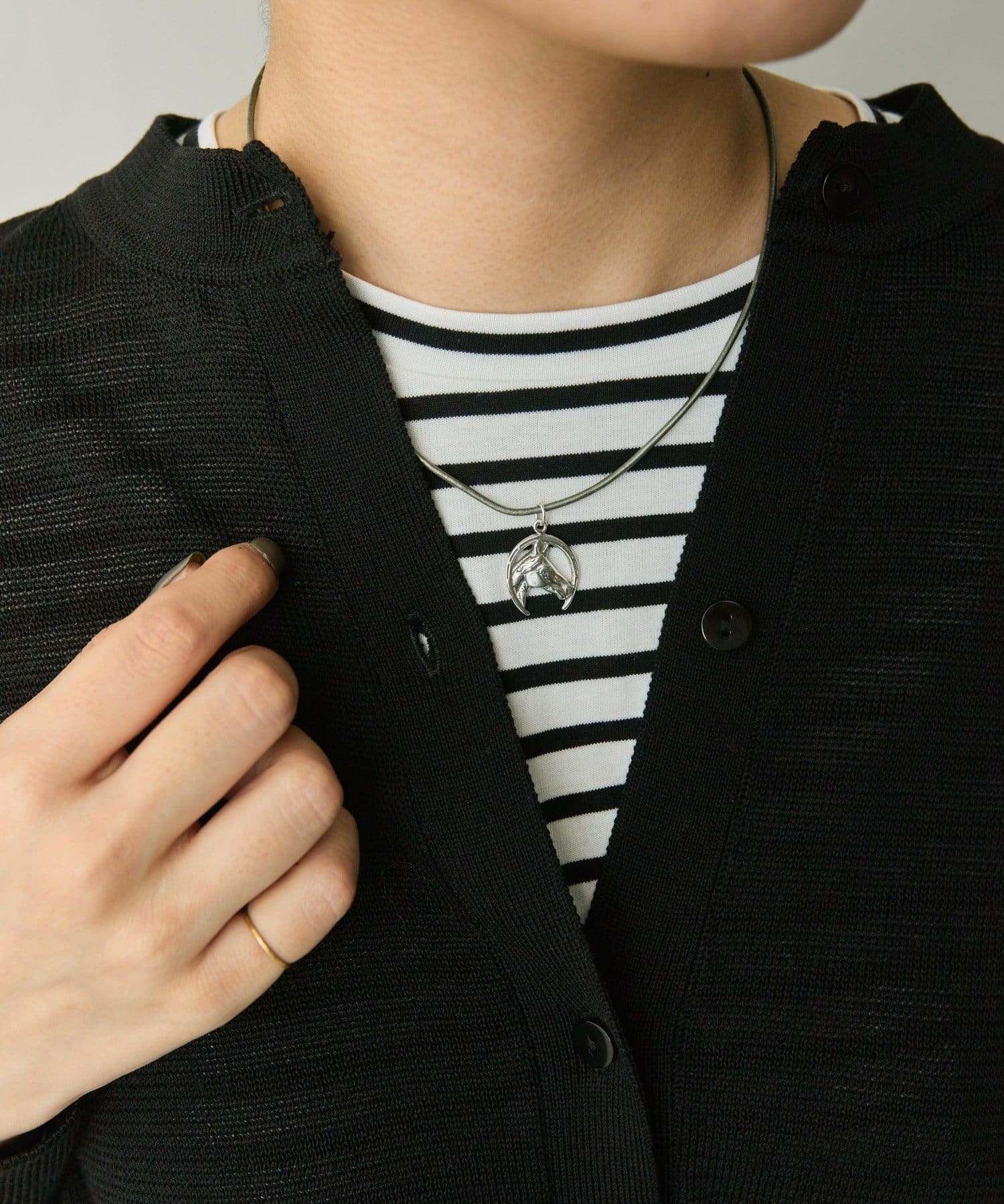 ear PAPILLONNER(イア パピヨネ) 《スターリングシルバー使用》馬チャーム付レザーチョーカーネックレス