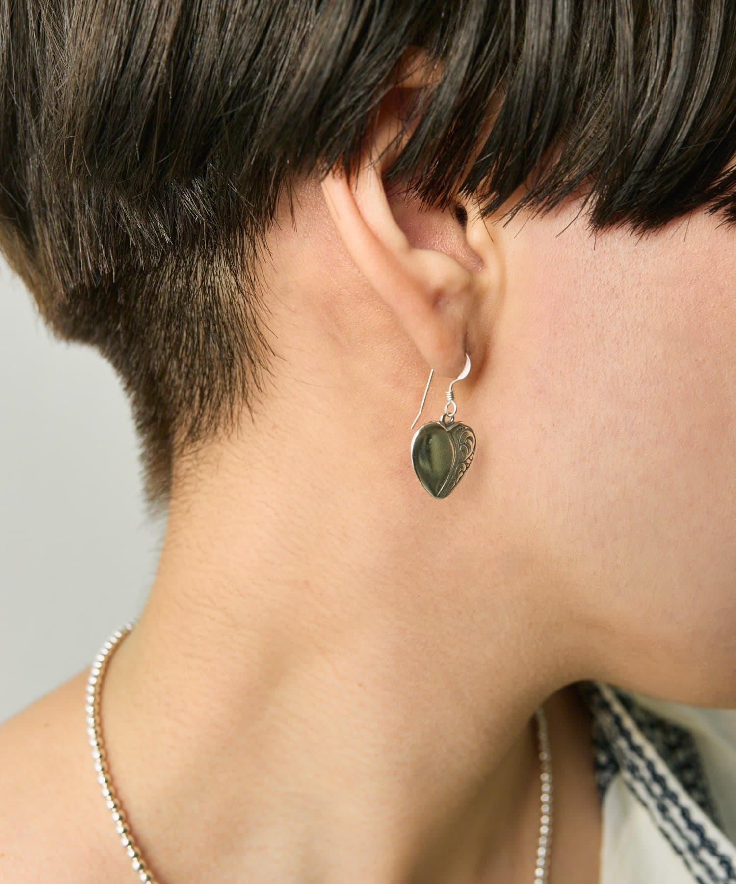 ear PAPILLONNER(イア パピヨネ) 《スターリングシルバー使用》ハーフ柄ハートピアス