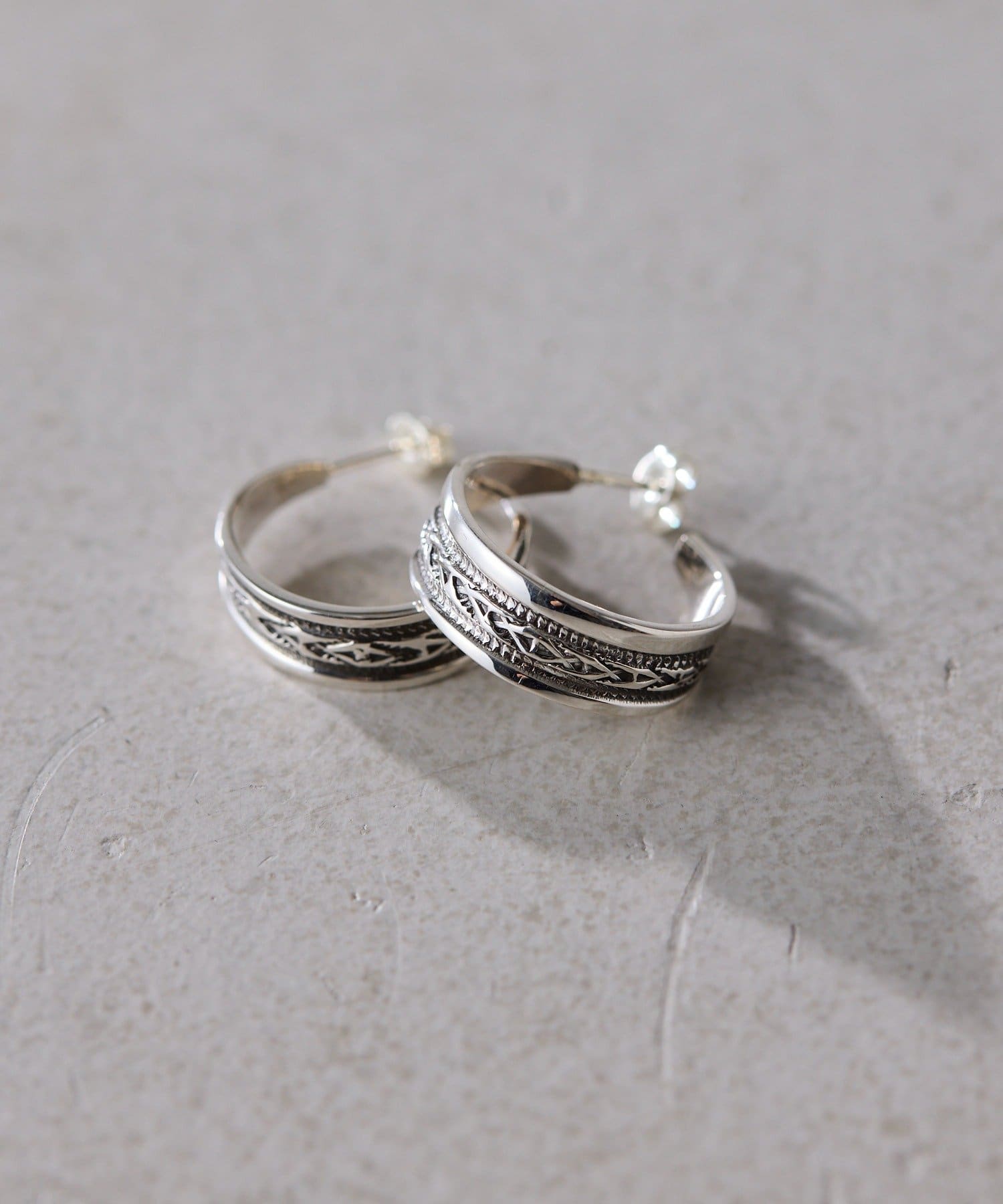 ear PAPILLONNER(イア パピヨネ) 《スターリングシルバー使用》柄フープピアス