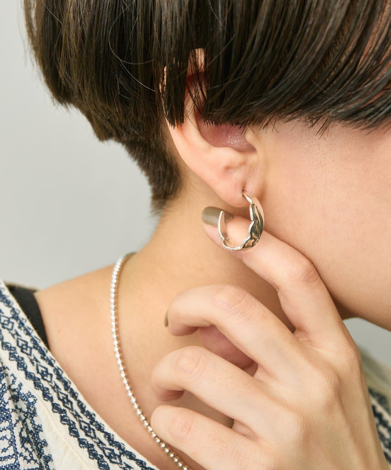 ear PAPILLONNER(イア パピヨネ) 《スターリングシルバー使用》柄フープピアス