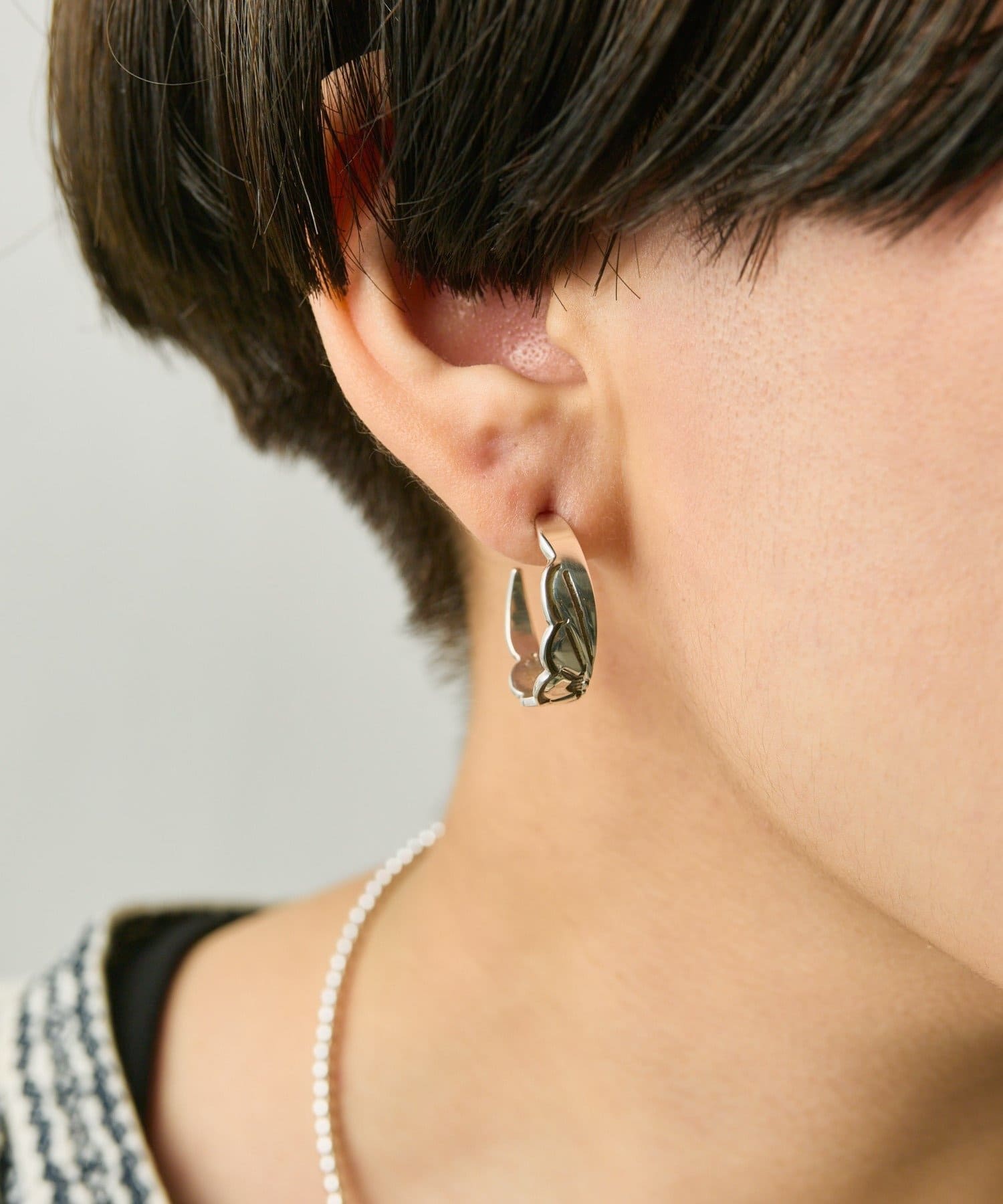 ear PAPILLONNER(イア パピヨネ) 《スターリングシルバー使用》柄フープピアス