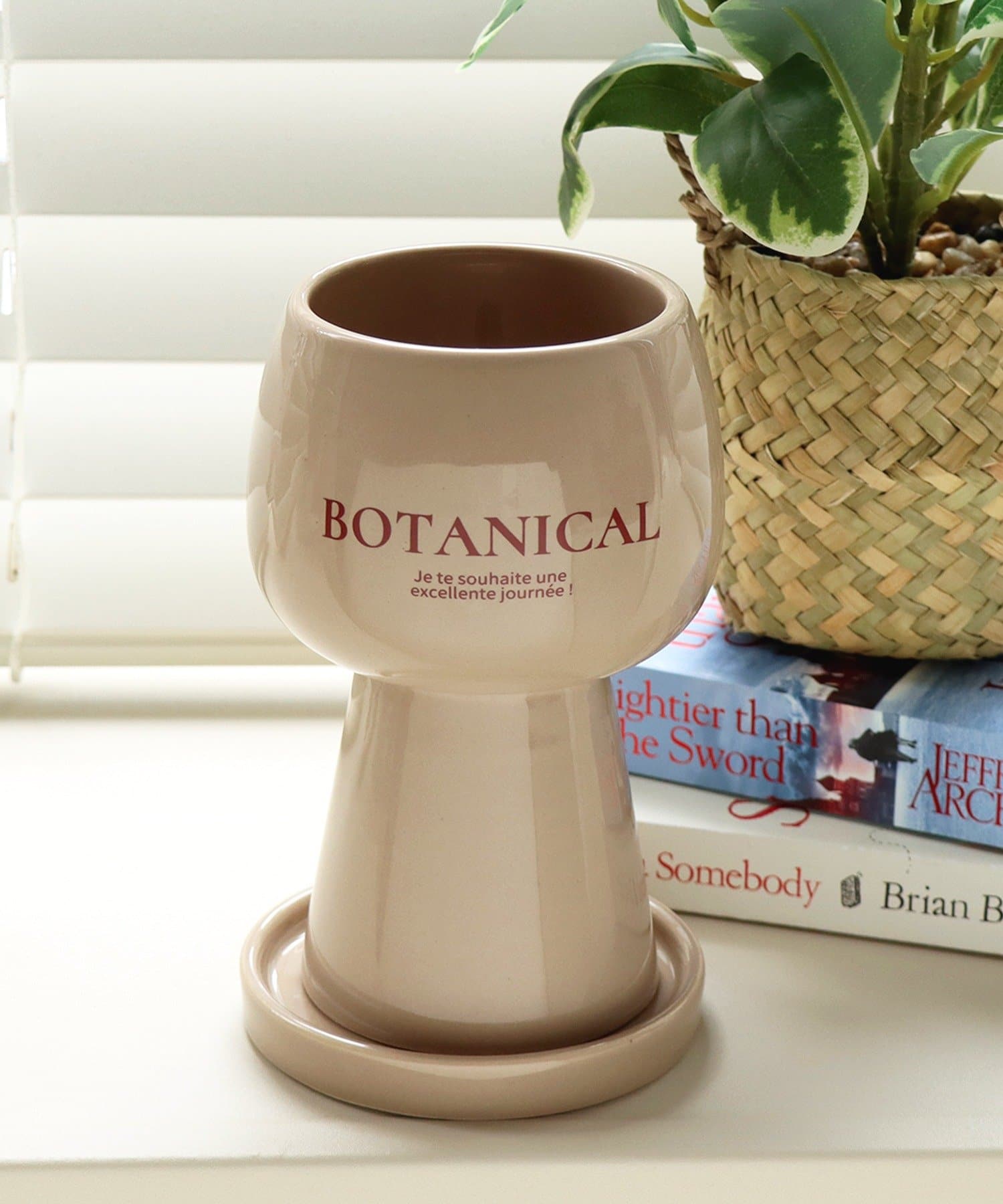 ●高級感のある陶器とワンポイントデザインがお洒落な植木ポット。●ポット部分には水抜き穴があるので、水はけが良く根腐れを防いでくれます◎●ポットと同色の受け皿がセットになっています。●オブジェとして飾っ