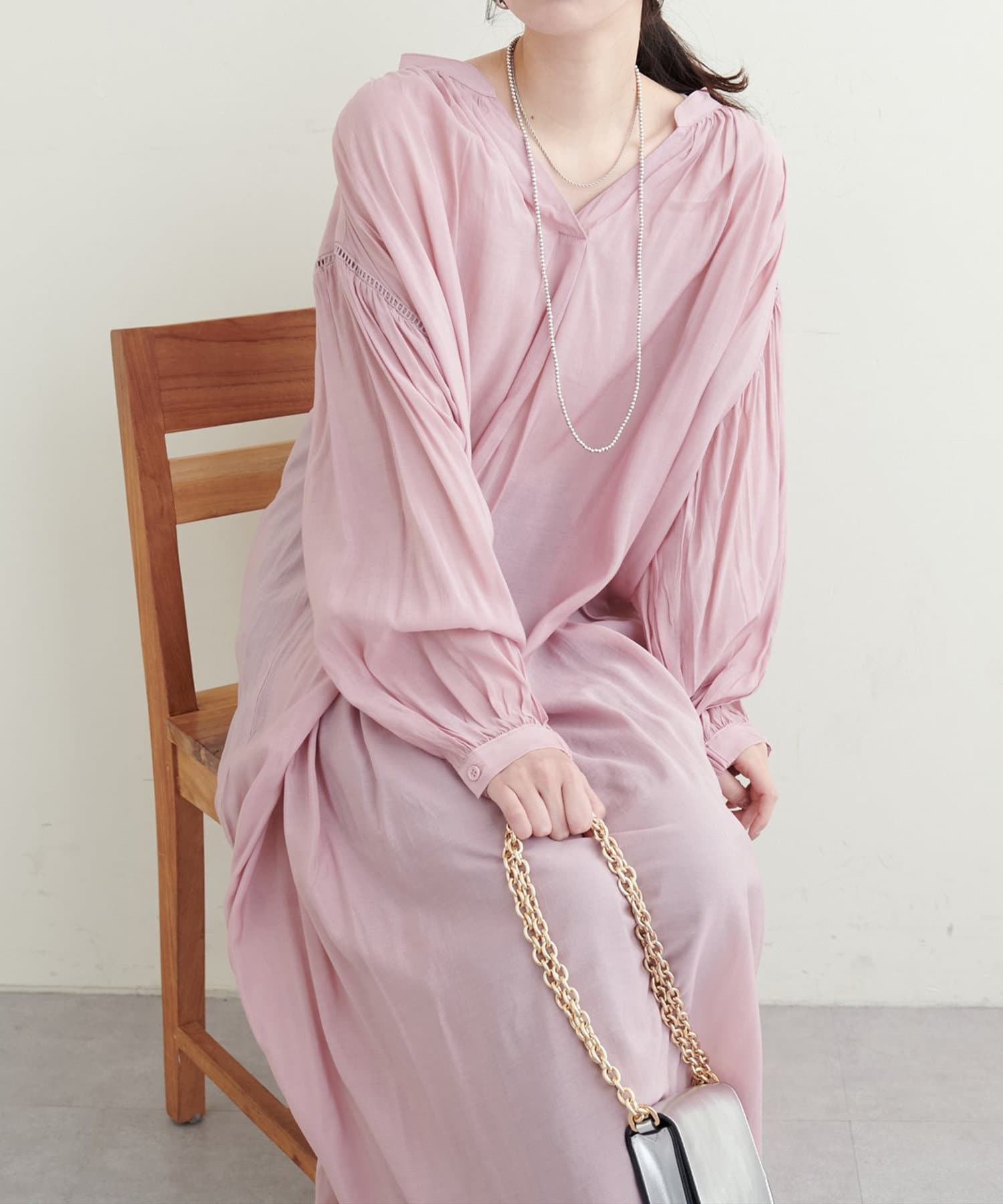 【2025SS natural couture】さらっと着れる大人なワンピース■Design大人なリラックス感溢れるワンピース。肩にはハシゴレースを施しポイントに。たっぷりなギャザーとシアーの生地感で