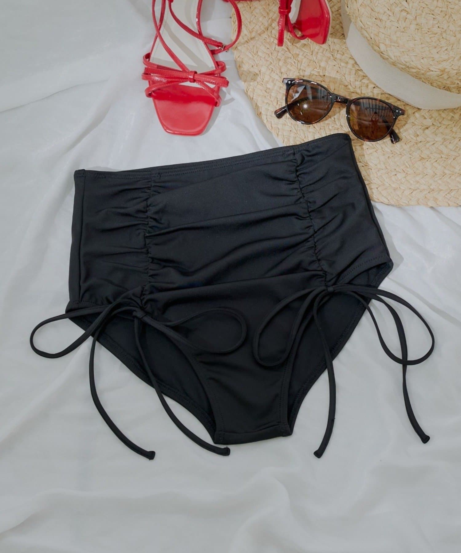 Chico SWIM WEAR COLLECTION 2025▶商品ポイント・両サイドのドローストリングが、他にはないデザインポイントショーツ。・ギャザーを寄せて、お好みのフィット感に調整できるため、
