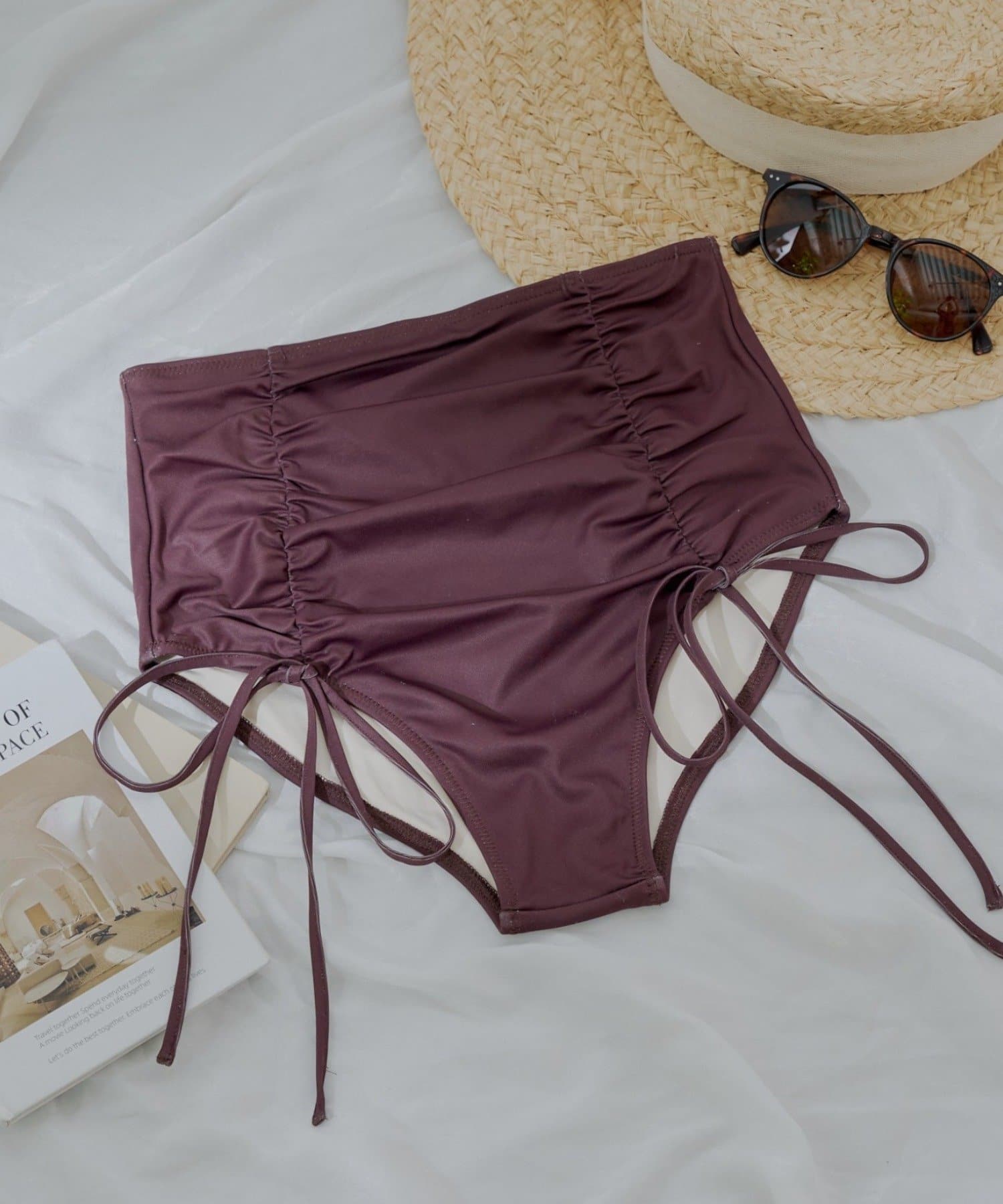 Chico SWIM WEAR COLLECTION 2025▶商品ポイント・両サイドのドローストリングが、他にはないデザインポイントショーツ。・ギャザーを寄せて、お好みのフィット感に調整できるため、
