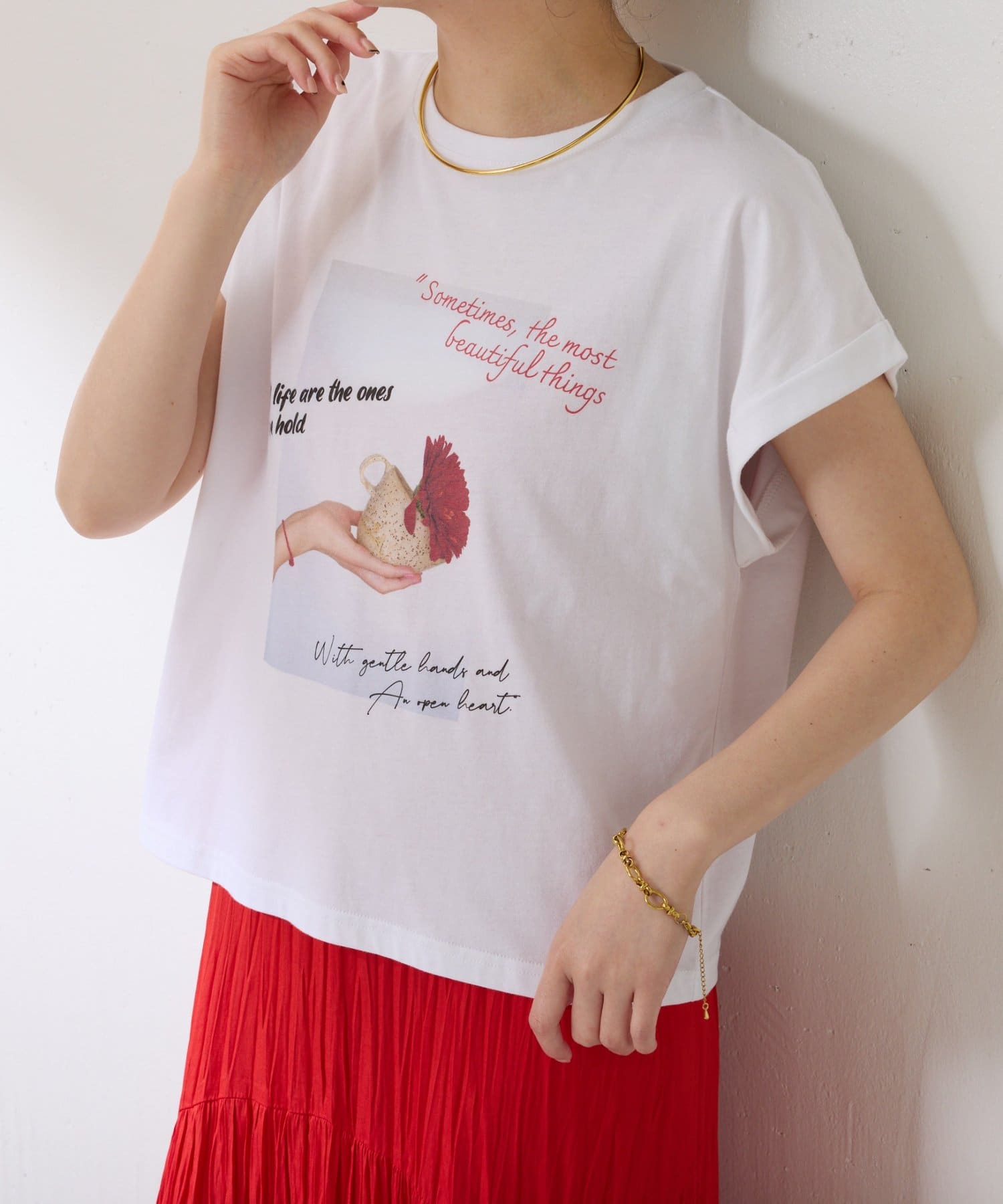 フォト×ロゴが１枚でサマになる短丈Ｔシャツ【POINT】・女性らしいフレンチスリーブと折っている風の袖がこなれた雰囲気のロゴTです。・ゆったりめの身幅と短めの丈でインしなくてもワイドパンツやフレアスカ