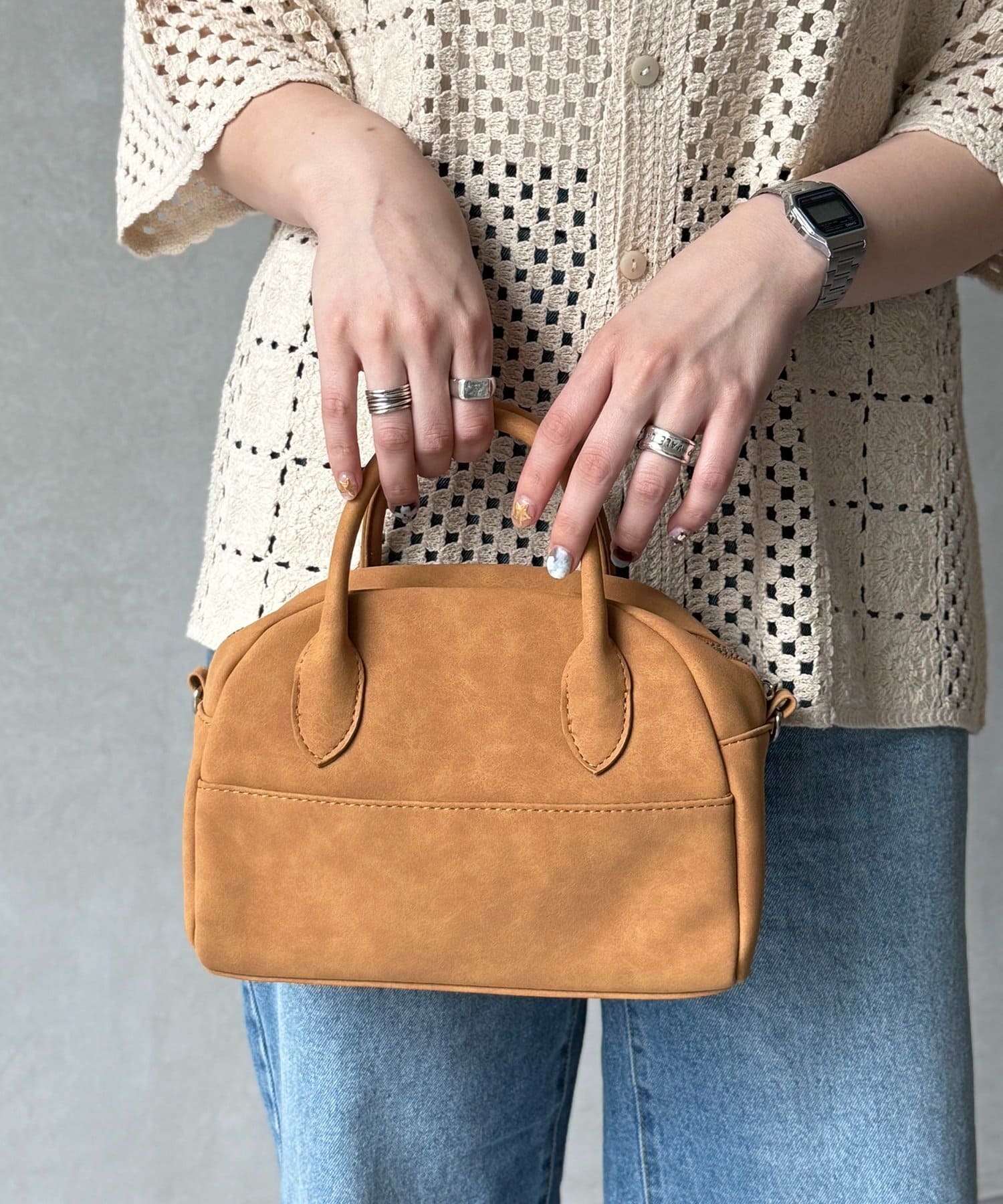 シンプルで実用的◎レザータッチのミニボストンコロンとしたフォルムが可愛いミニボストンバッグです！コーディネートに取り入れやすいサイズ感で、デイリーユースにぴったりなデザインです。フロントのポケットは、
