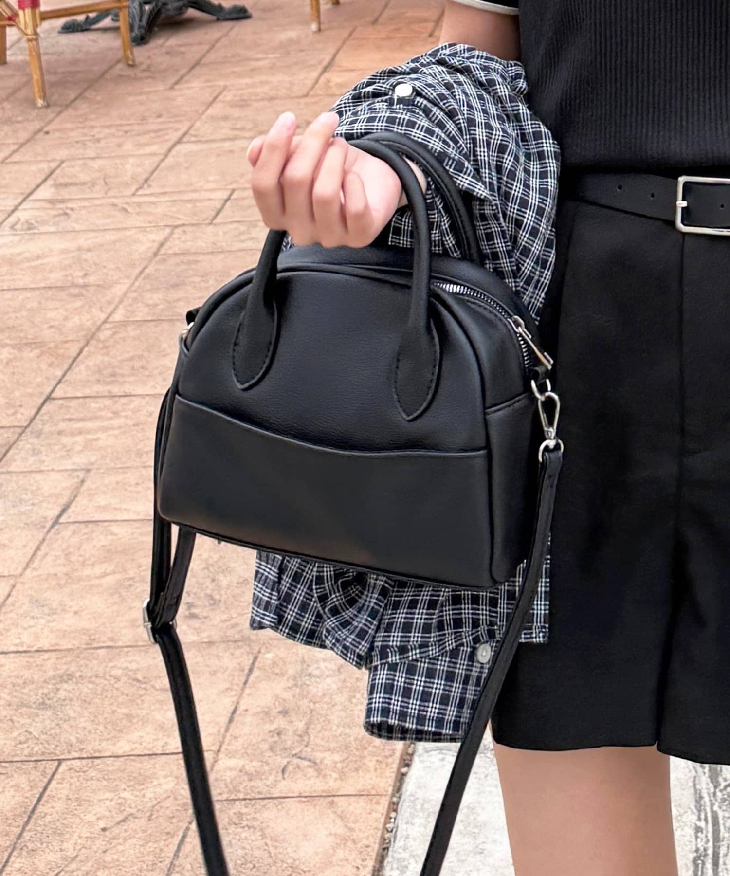 シンプルで実用的◎レザータッチのミニボストンコロンとしたフォルムが可愛いミニボストンバッグです！コーディネートに取り入れやすいサイズ感で、デイリーユースにぴったりなデザインです。フロントのポケットは、