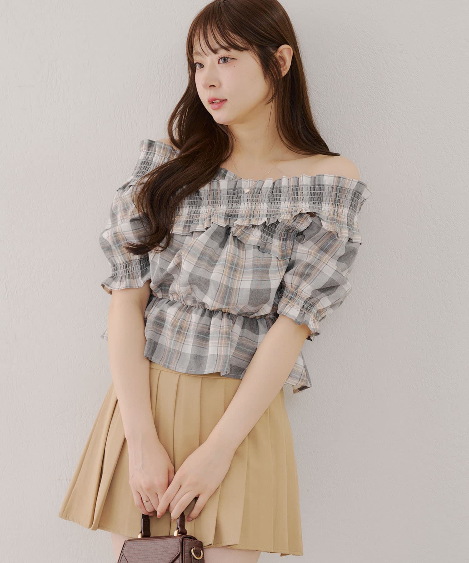 【2025SS ANOTHER BRANCH OLIVE des OLIVE】■ Design・オフショルにできるクロスデザインのネックラインがポイント・袖口や裾もギャザーフリルになっていてガーリーさ