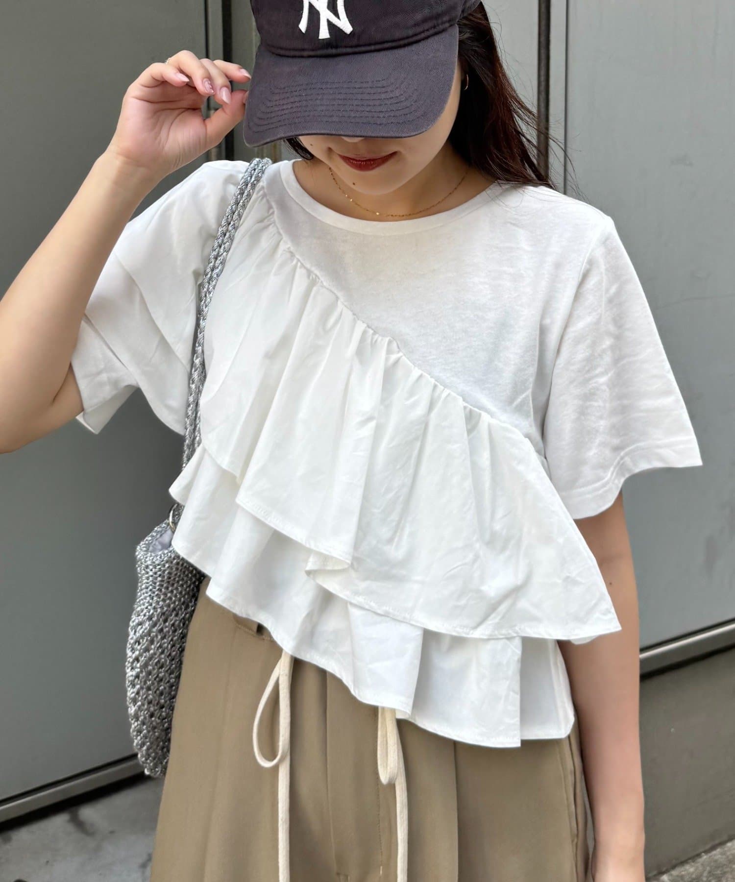 大胆に施されたフリルが魅力♡着るだけで華やかになる万能トップス■デザイン大ぶりなフリルがコーデの主役にぴったり！前後にあしらわれたアシンメトリーなフリルで華やかさをプラスしてくれます。身頃部分はTシャ