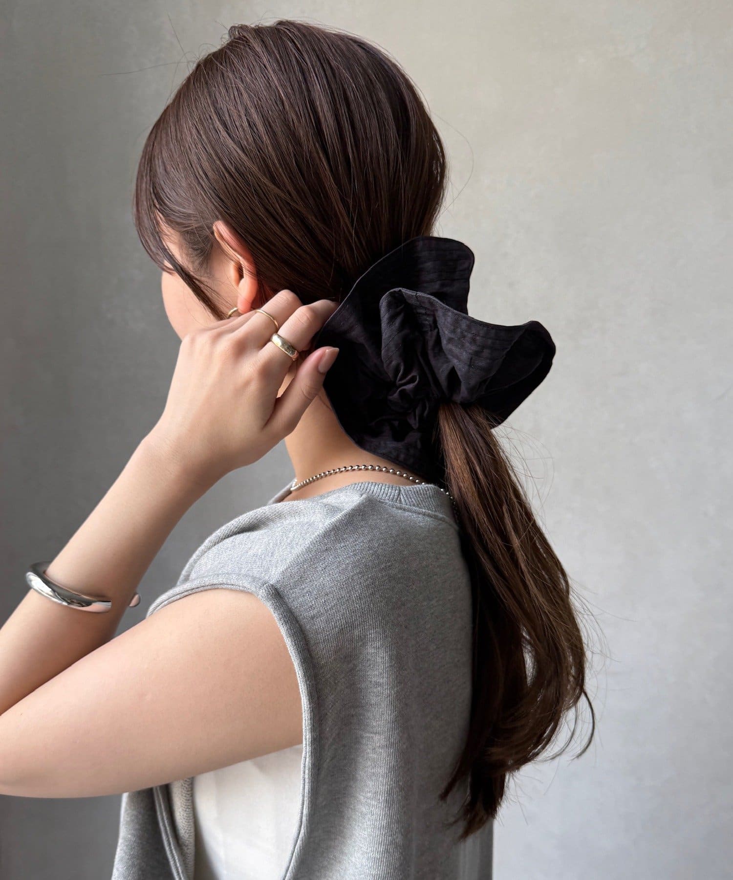 ■2025 SPRING & SUMMER ITEM■視線を集める、主役級ビッグシュシュふんわりとしたボリューム感が特徴のこのシュシュは、シンプルなまとめ髪にプラスするだけで一気に華やかな印象