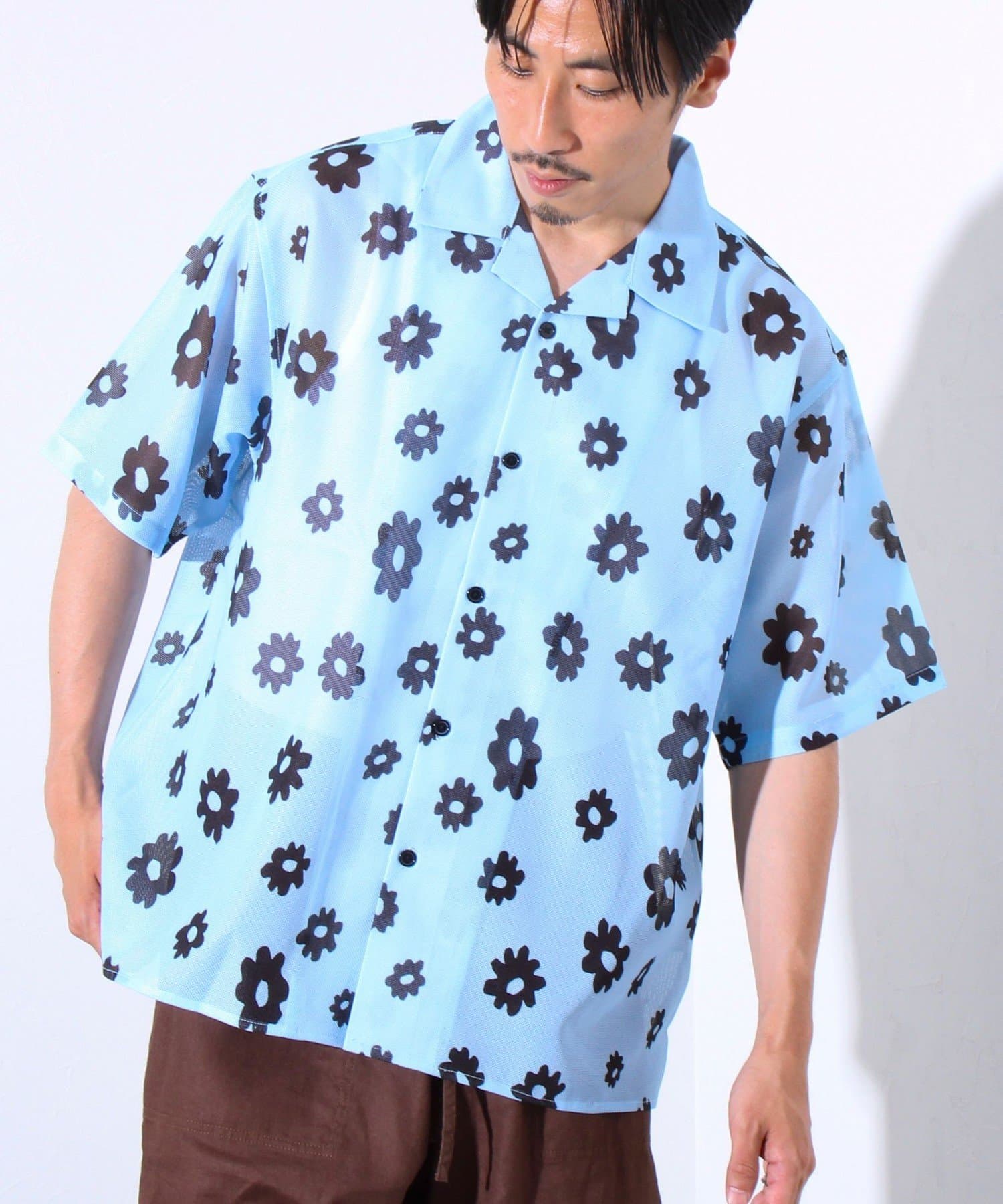 夏映えする主役級デザイン「フラワーメッシュシャツ」【おすすめポイント】・レトロポップなフラワー柄が目を引く一枚・通気性に優れたメッシュ素材で夏でも快適・ドロップショルダー＆ボックスシルエットでリラック