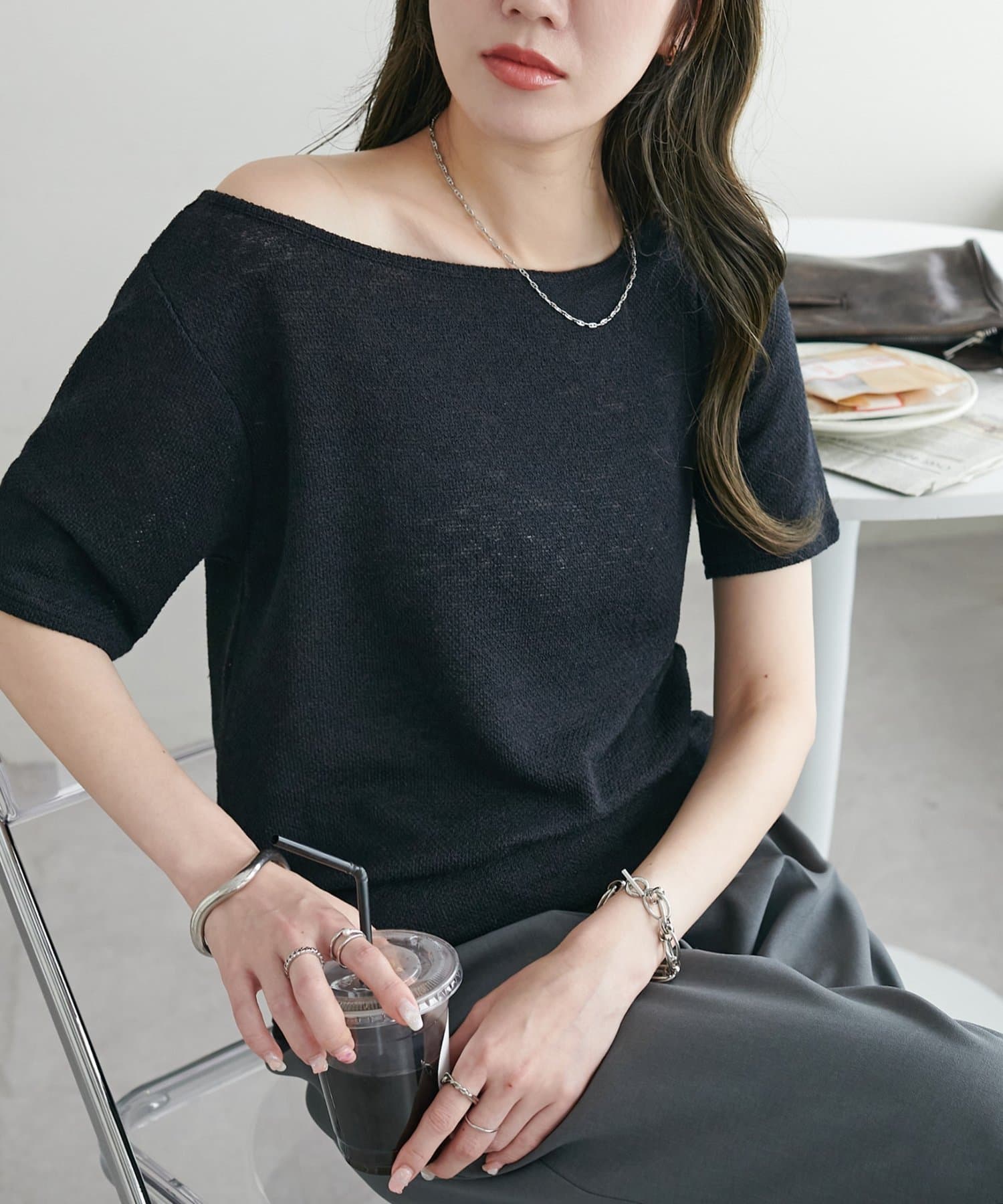 上品さと抜け感を兼ね備えた2WAYニットソー●デザイン透けすぎない程よいシアー感が、大人っぽい抜け感を演出します。全体的にゆるやかなシルエットでボディラインを拾いにくく、袖は5分袖で気になる二の腕をさ