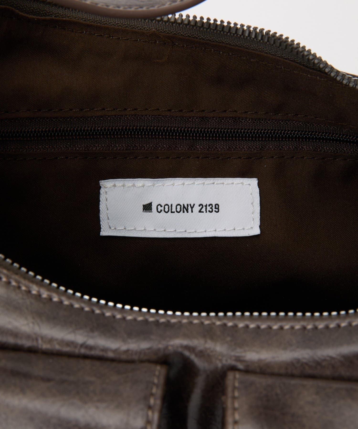 COLONY 2139(コロニー トゥーワンスリーナイン) ヴィンテージ合皮マルチポケットショルダーバッグ