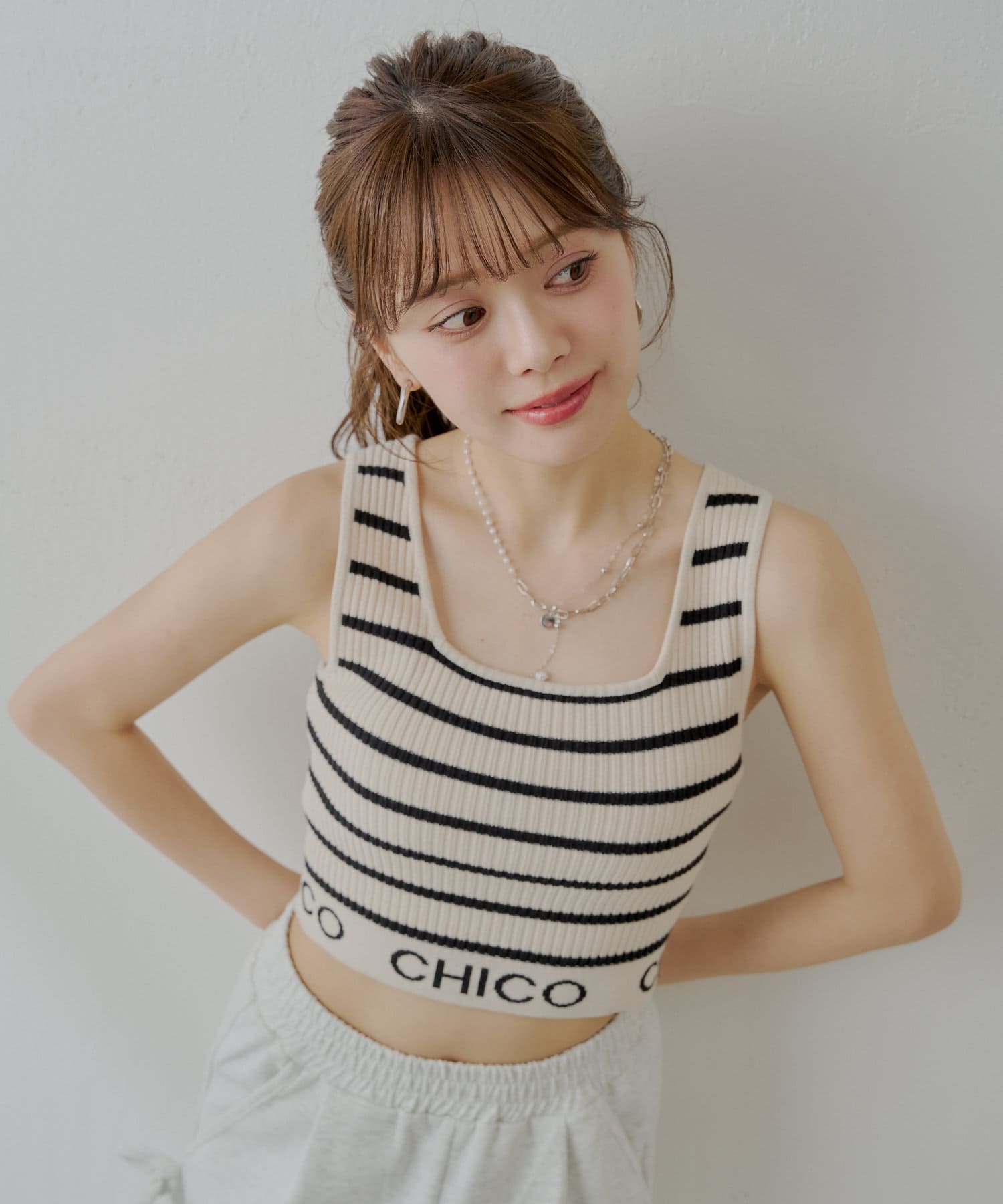 ＼ 5/28(水)18時完売カラーアイボリー・ブラックその他2の再販が決定！ ／♡お気に入り登録をしてお待ちください！＼大人気アイテムがWEB限定で再登場♡／裾のブランドロゴが目を惹くクロップドタンク