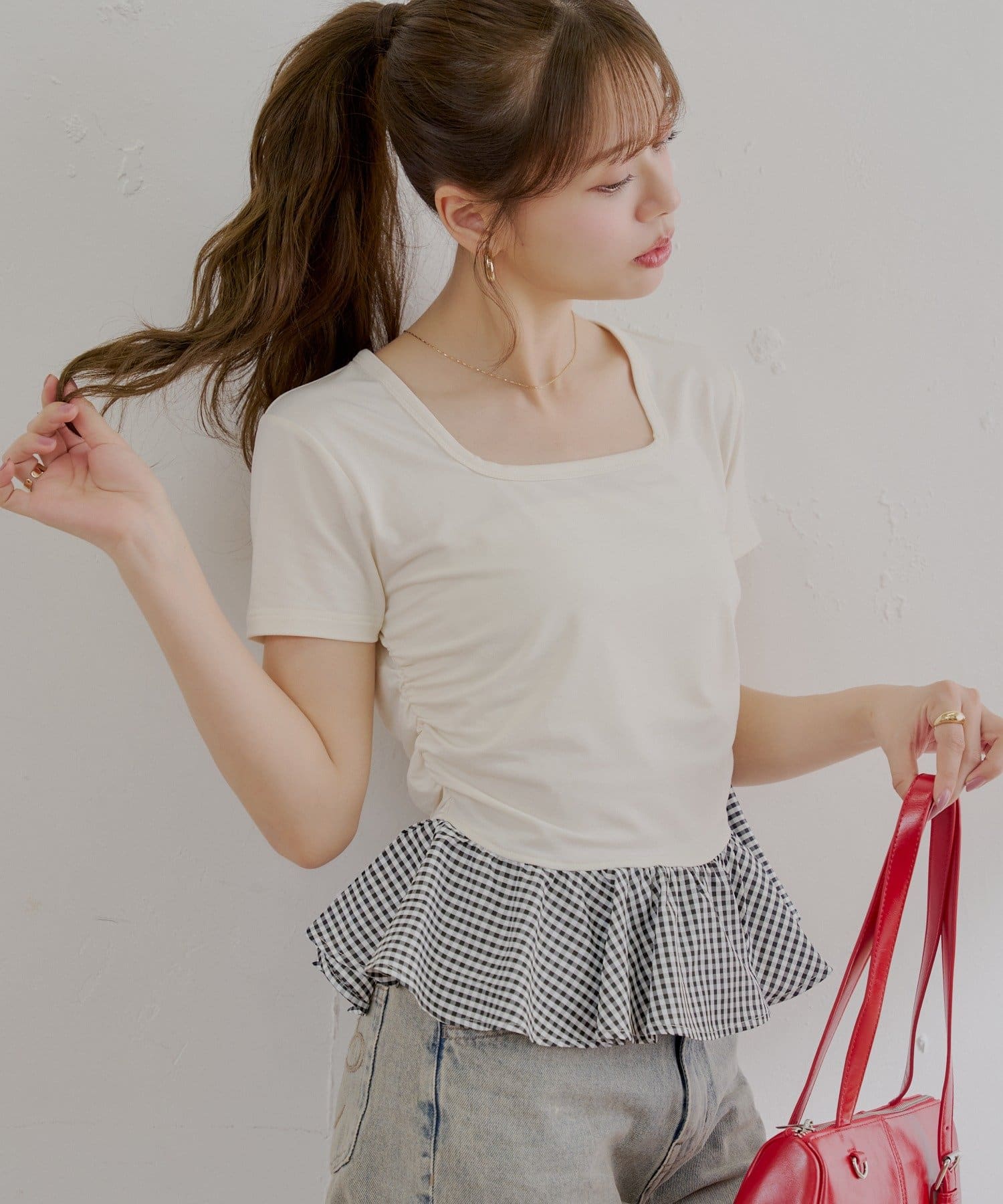 シンプルなカットソーに、ふんわりと広がるフリルがドッキングされたトップス登場！▶商品ポイント・カジュアルなTシャツに、ふんわりと広がるフリルをドッキングしたトップス。・裾のフリルが気になるウエストまわ