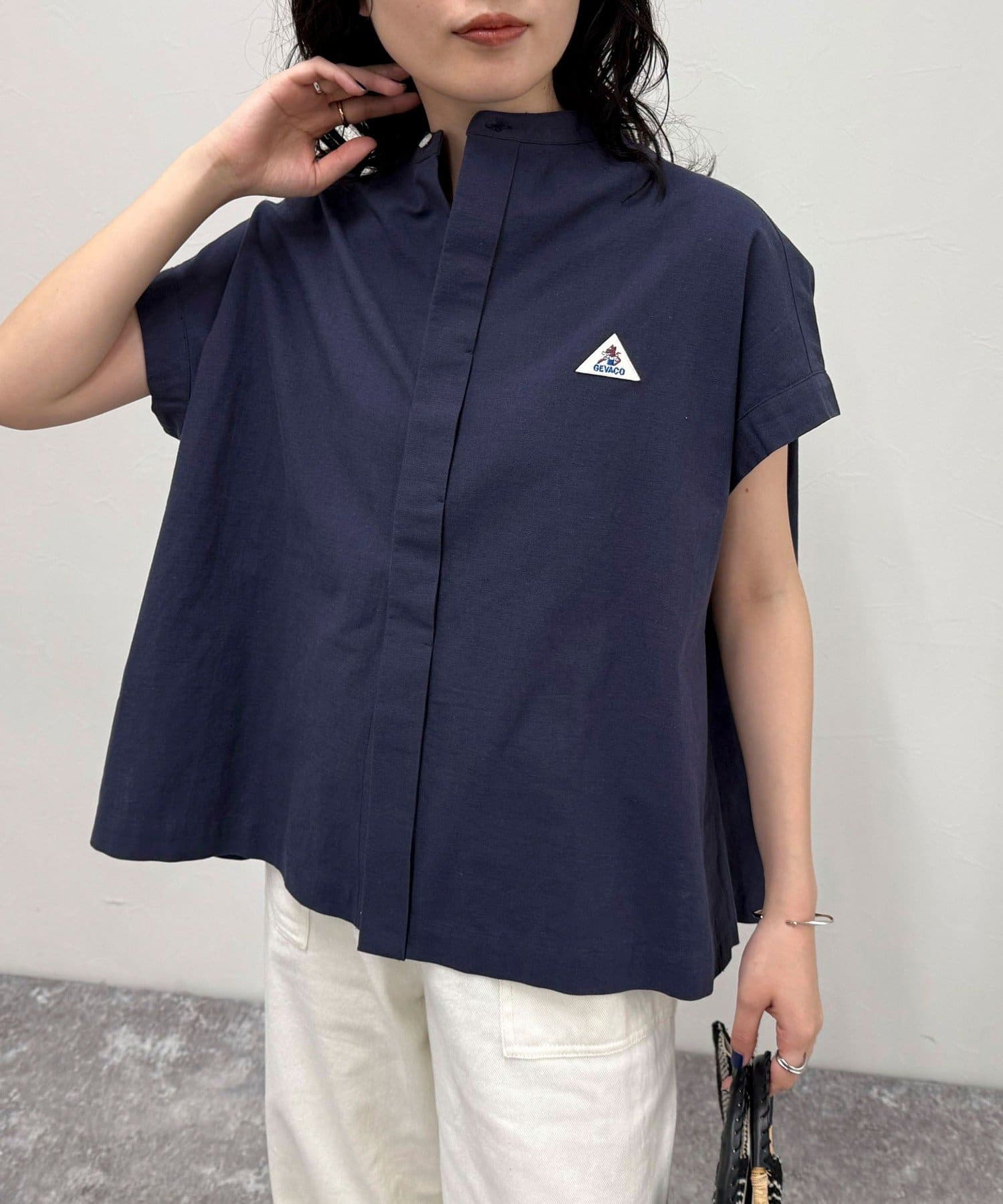 ◇GEVACO◇【2025 SS】軽い着心地が魅力的なフレンチスリーブシャツ●point・爽やかな風合いが魅力的なハンドカラーレンチスリーブシャツです・GEVACO定番の三角ワッペンが胸元に映える1着