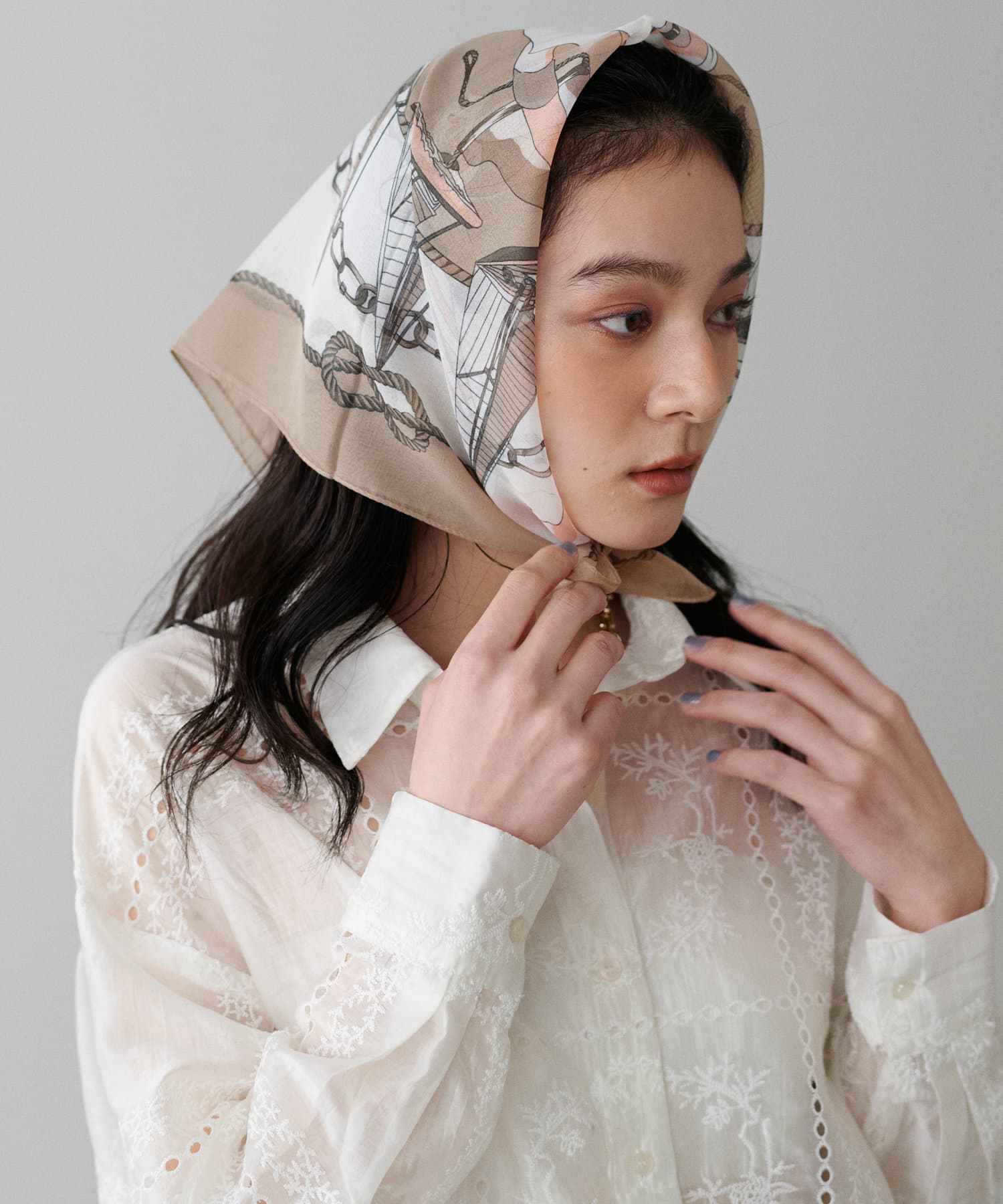 【2025SS LARUTA】ヨット柄シフォンスカーフ透け感のある素材のカラースカーフ。軽やかで薄い生地を使用しているため、首元へのさり気ないアクセントとして気軽に取り入れやすいのがポイント。マリン調