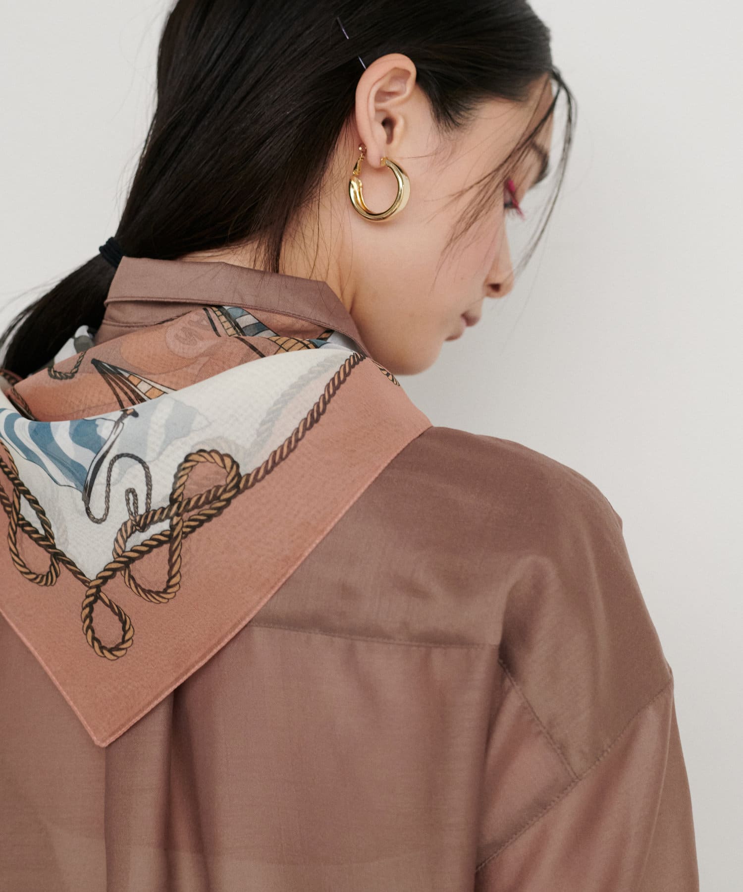 【2025SS LARUTA】ヨット柄シフォンスカーフ透け感のある素材のカラースカーフ。軽やかで薄い生地を使用しているため、首元へのさり気ないアクセントとして気軽に取り入れやすいのがポイント。マリン調