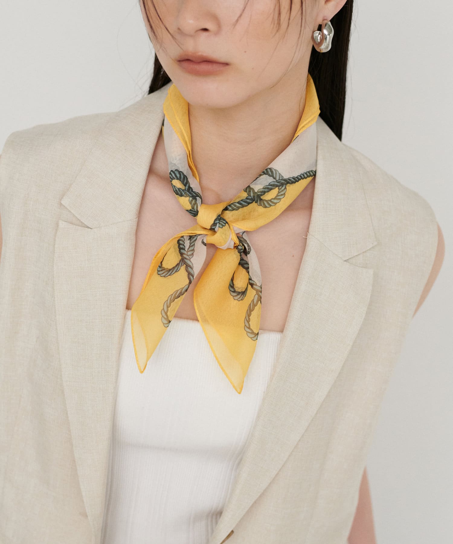 【2025SS LARUTA】ヨット柄シフォンスカーフ透け感のある素材のカラースカーフ。軽やかで薄い生地を使用しているため、首元へのさり気ないアクセントとして気軽に取り入れやすいのがポイント。マリン調