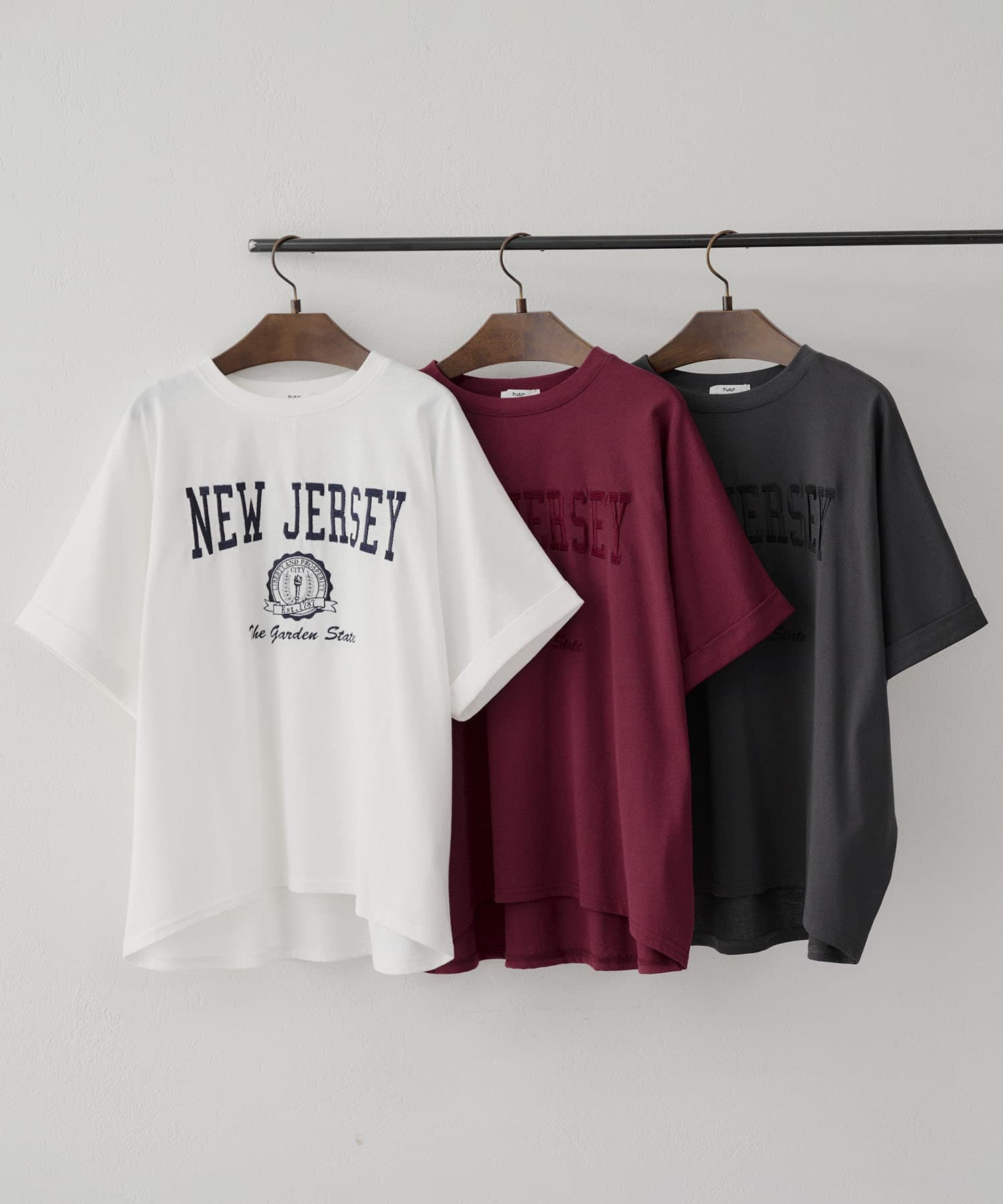 【2025SS NAO(ナオ)】■ デザイン・さりげないカレッジロゴデザインがおしゃれなTシャツ・袖周りがゆったりとしたドルマンシルエットが大人のこなれ感を演出・全体的にゆるっとオーバーなサイズ感なの