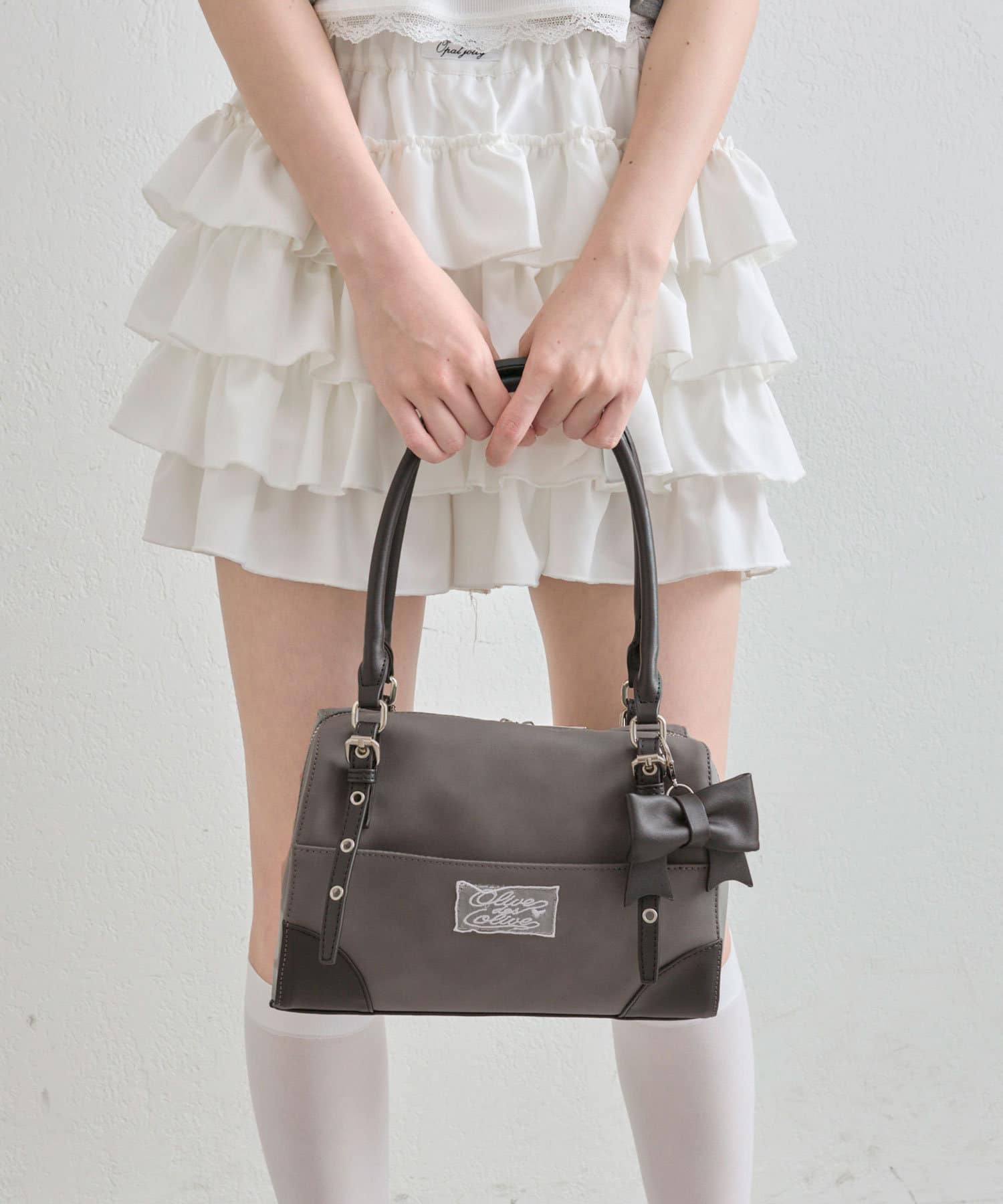 OLIVE des OLIVE(オリーブ デ オリーブ) リボンチャーム付き配色ボストンバッグ