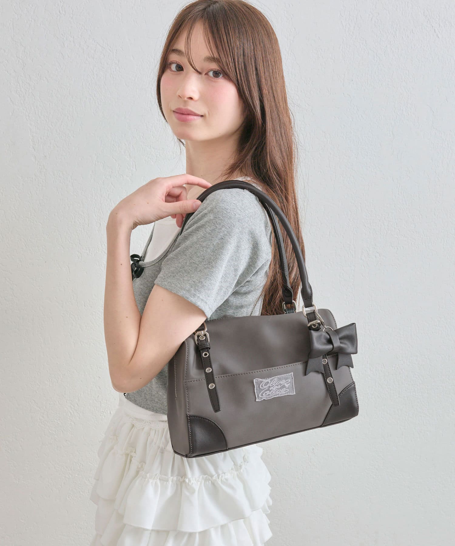 OLIVE des OLIVE(オリーブ デ オリーブ) リボンチャーム付き配色ボストンバッグ