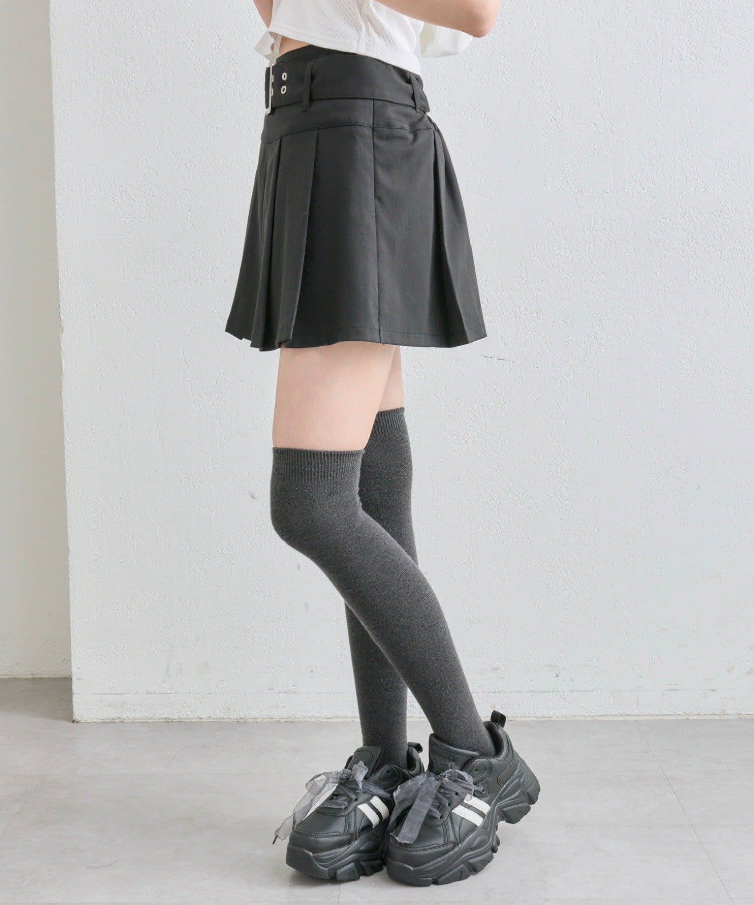 OLIVE des OLIVE(オリーブ デ オリーブ) バックルベルト付きプリーツミニスカート