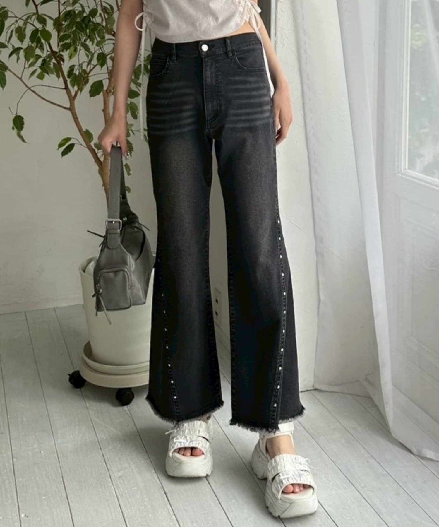 美シルエットで着まわし抜群のデニムパンツ■デザイン・裾に向かって広がるフレアラインが美脚見えを叶えるデニムパンツ。・さりげなくスタッズの付いたデザインで、シンプルだけどコーデのポイントになります。・切