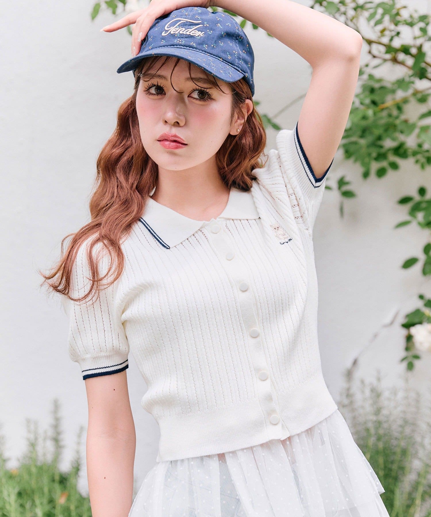 オリーブで大人気のネコ刺繍がかわいいトップス■デザイン・衿付きなので着るだけで大人かわいい着こなしが叶うニットポロ。・胸元のネコ刺繍や配色デザインがかわいくて、コーデのポイントになります。・透け感があ