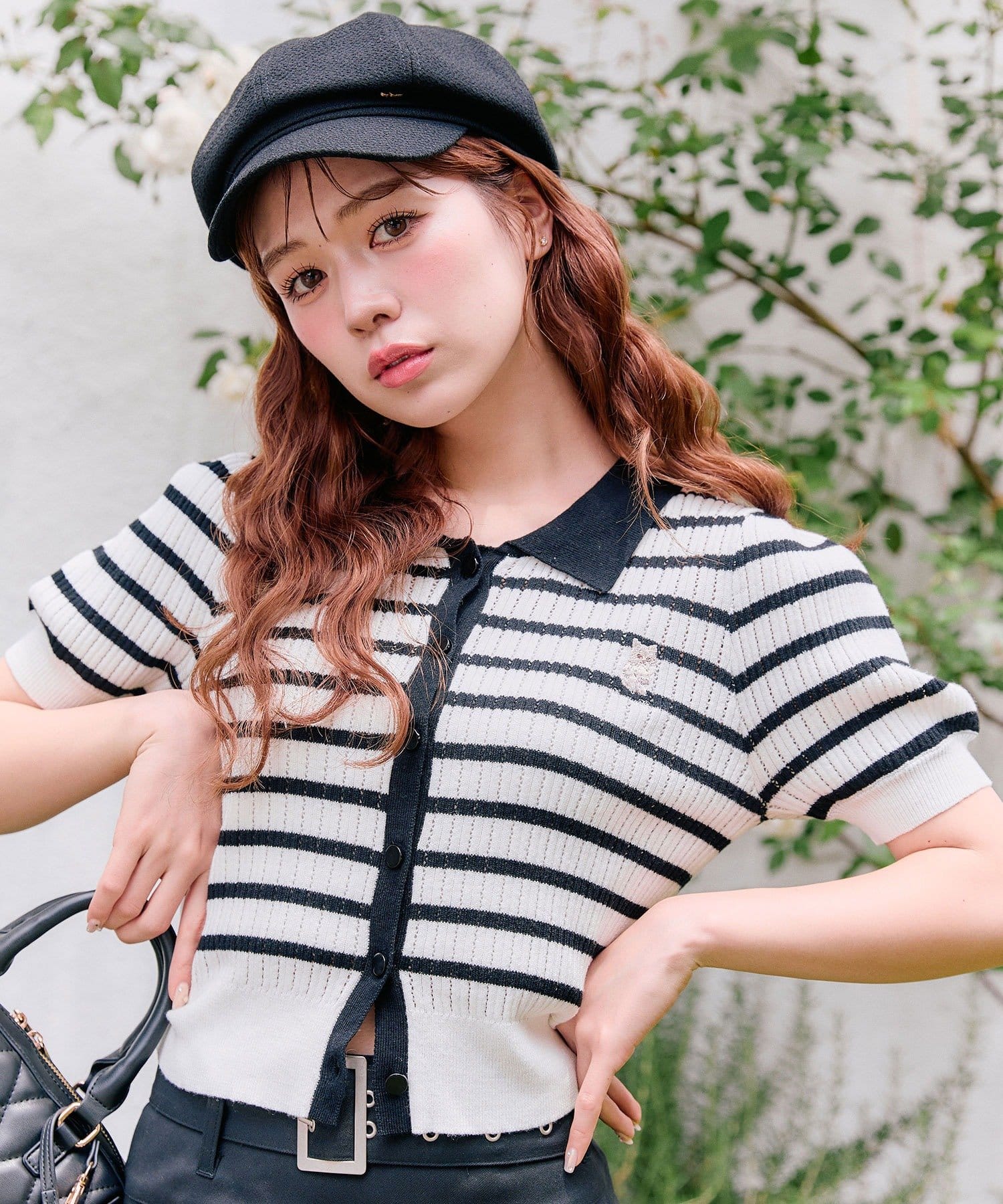 オリーブで大人気のネコ刺繍がかわいいトップス■デザイン・衿付きなので着るだけで大人かわいい着こなしが叶うニットポロ。・胸元のネコ刺繍や配色デザインがかわいくて、コーデのポイントになります。・透け感があ