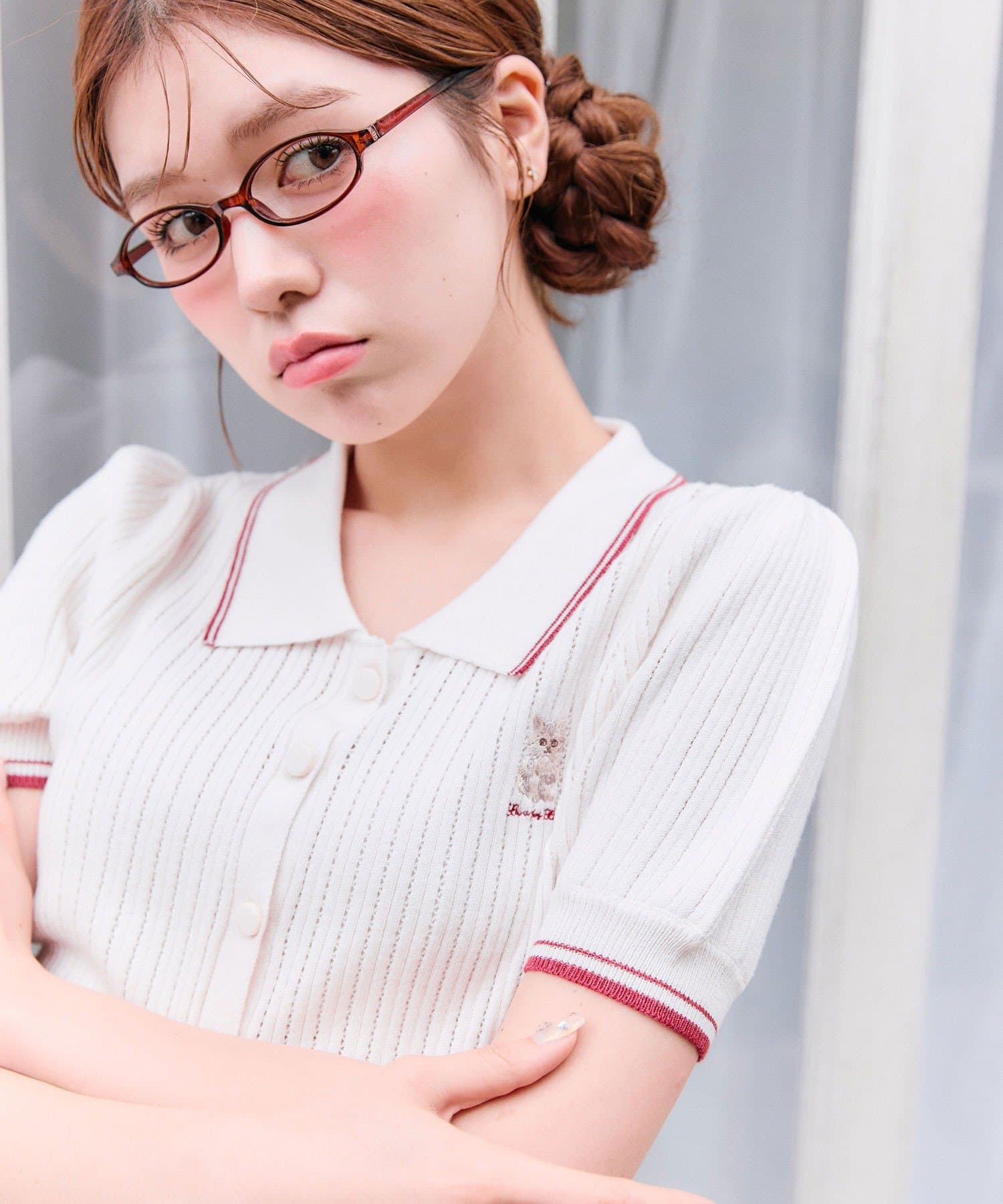 オリーブで大人気のネコ刺繍がかわいいトップス■デザイン・衿付きなので着るだけで大人かわいい着こなしが叶うニットポロ。・胸元のネコ刺繍や配色デザインがかわいくて、コーデのポイントになります。・透け感があ