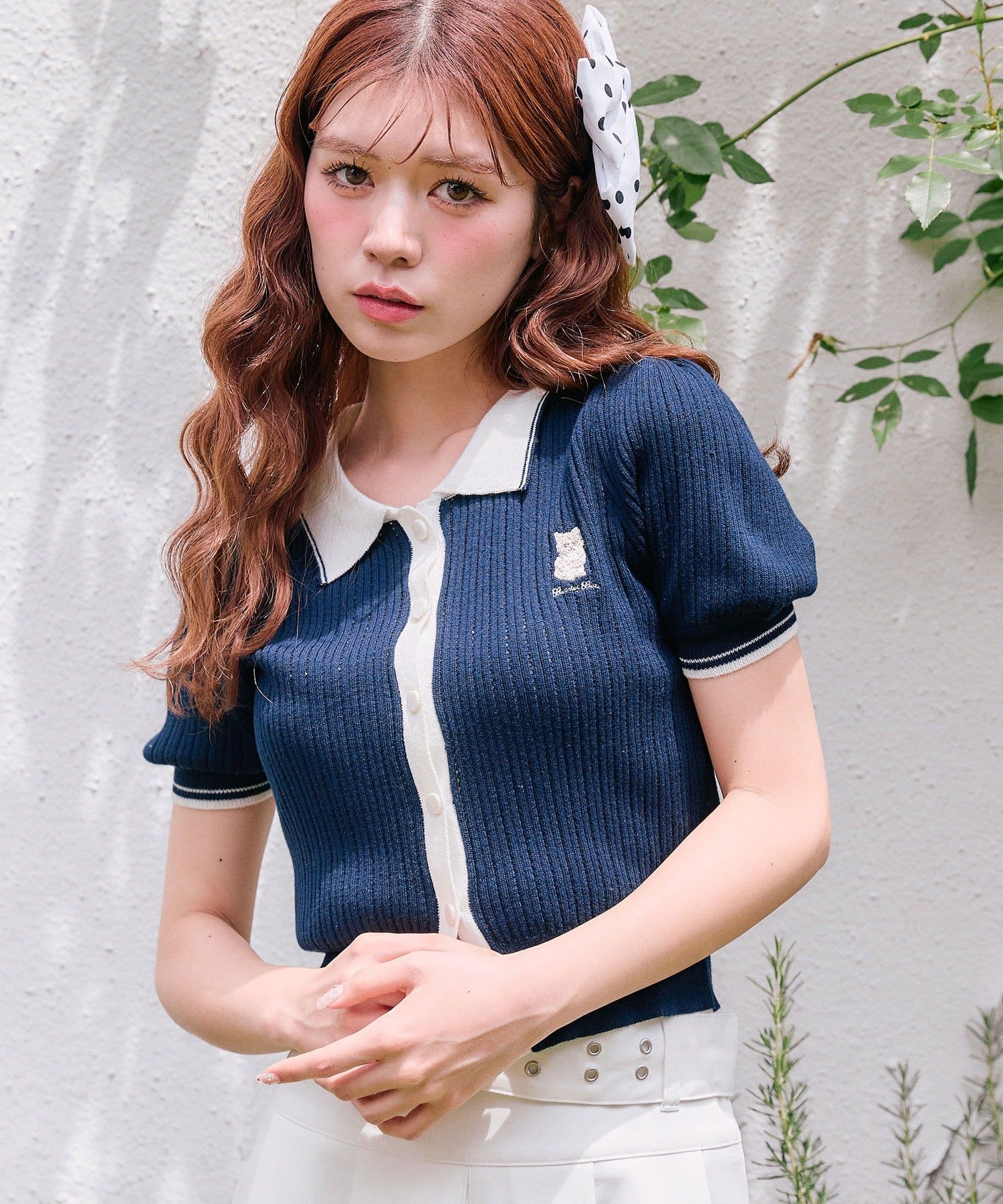 オリーブで大人気のネコ刺繍がかわいいトップス■デザイン・衿付きなので着るだけで大人かわいい着こなしが叶うニットポロ。・胸元のネコ刺繍や配色デザインがかわいくて、コーデのポイントになります。・透け感があ