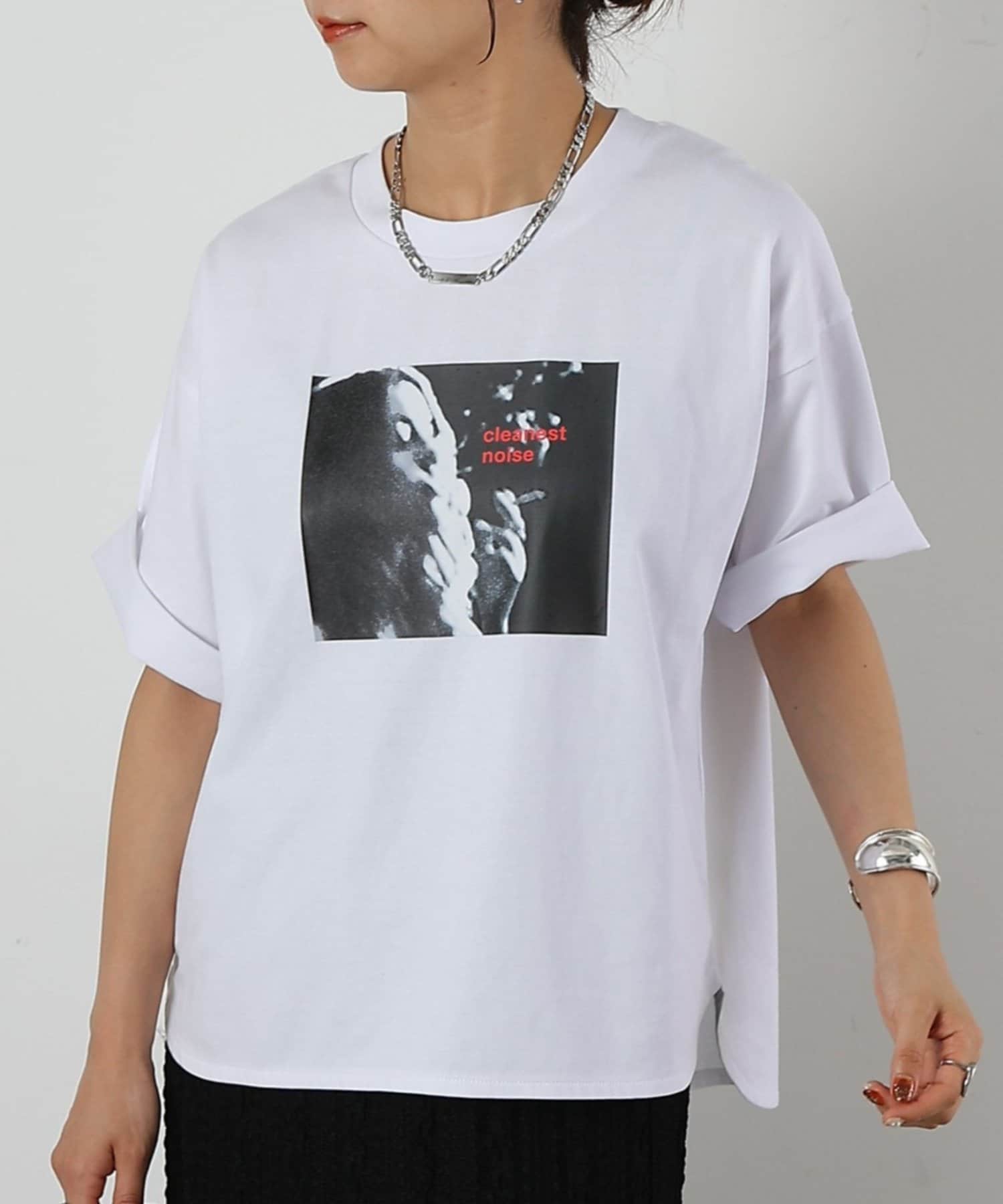 【モードライクなフォトプリントTシャツ】シンプルなコーディネートに一点投入するだけで、いつものスタイルグッとおしゃれ見えさせてくれるTシャツが登場。モノクロのクールな雰囲気と、さりげない赤色の文字がエ