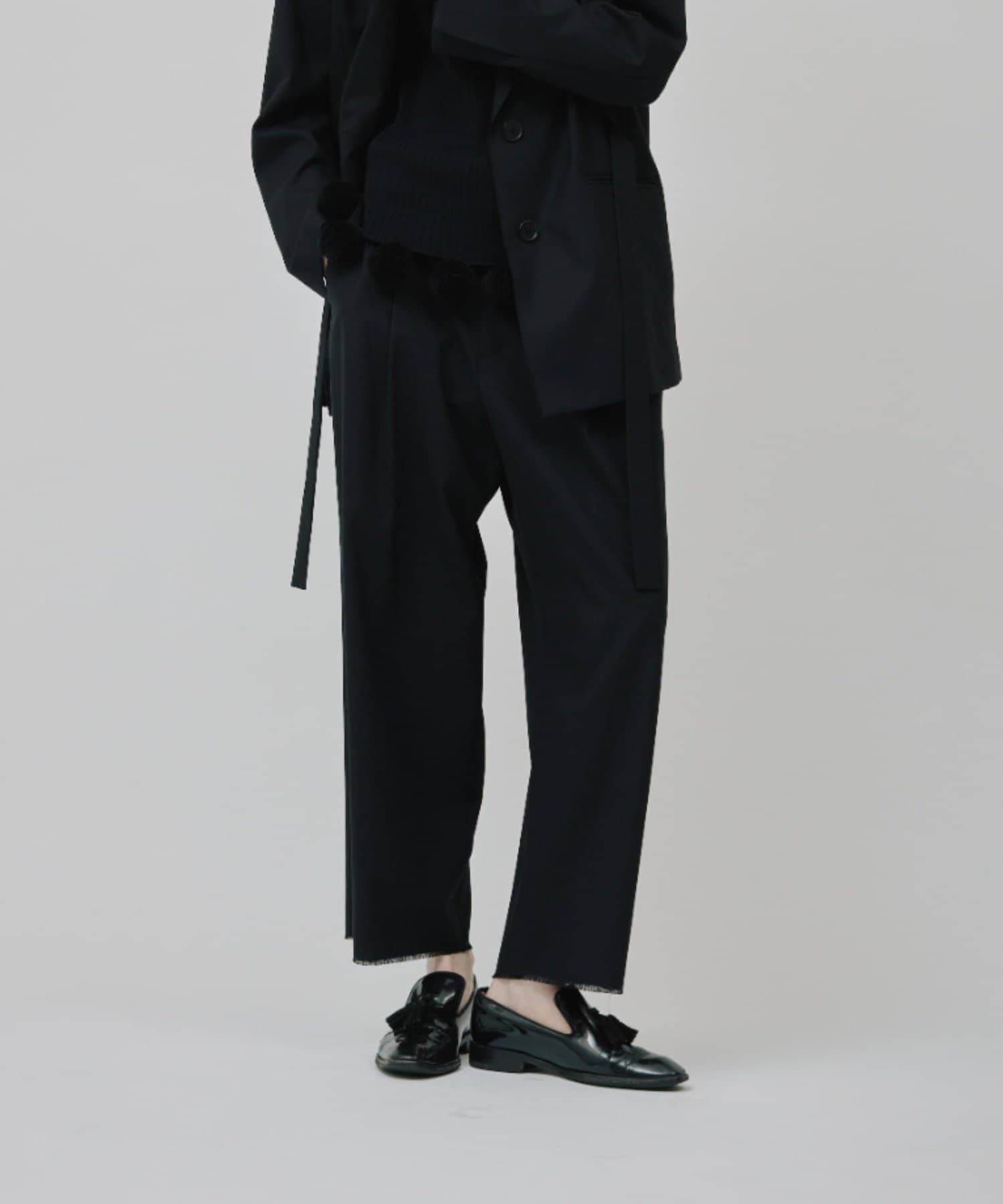 かっちりしすぎないこなれた大人のストレートパンツ※同素材の【ボクシージャケット　CLZ5052107A0002】とセットアップもおすすめです。【POINT】・薄手でありながら程よくハリのある素材で作ら