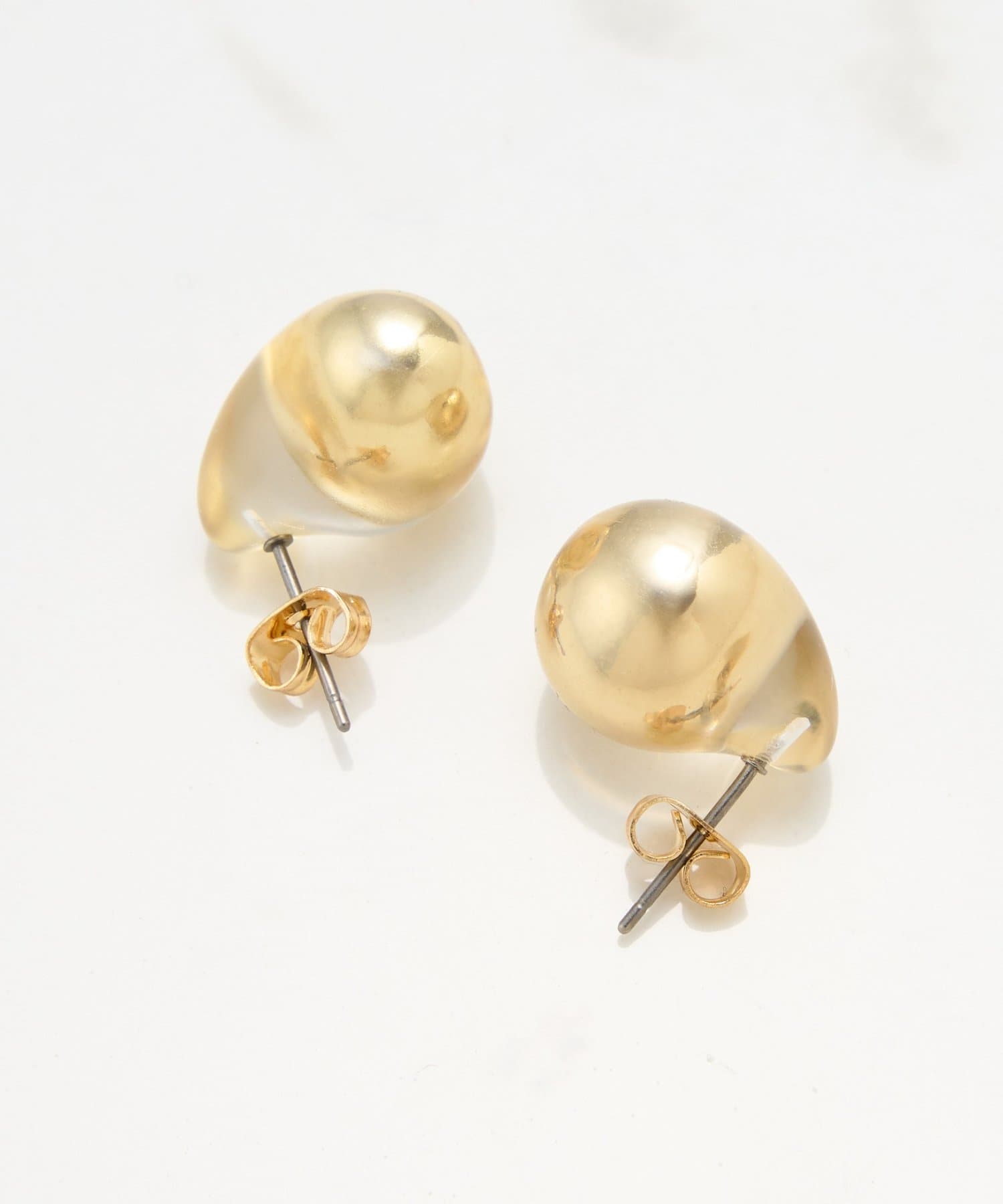 華やかさと抜け感を兼ね備えた異素材コンビピアス【POINT】・クリアドロップとボールのコンビネーションが新鮮なピアス。・存在感があるのにクリアで重たく見えすぎず、品のある雰囲気で顔まわりを華やかにして
