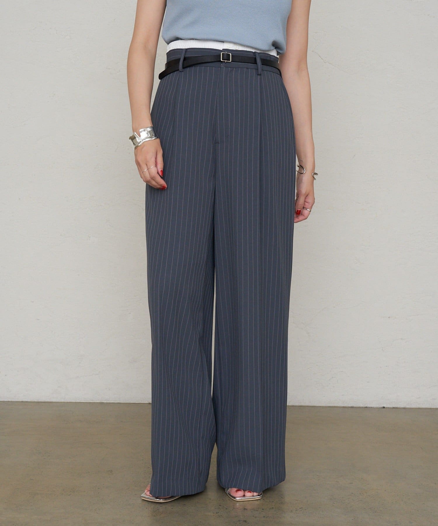 【2025 Autumn & Winter Pre Order】スタイルアップ効果抜群なストライプワイドパンツ細ストライプがマニッシュすぎず、女性らしい雰囲気を演出。程よいハイウエストで、トッ
