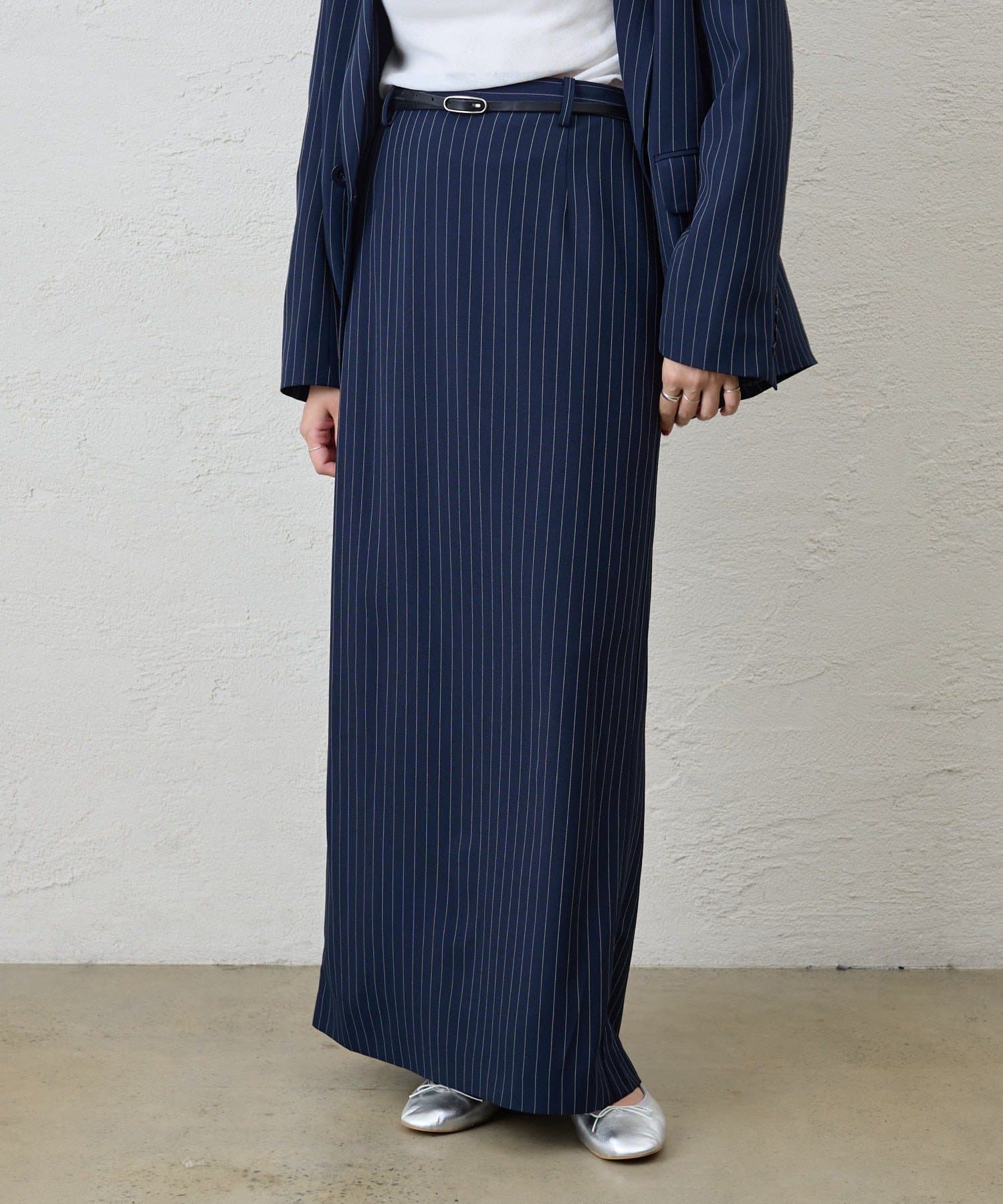 【2025 Autumn & Winter Pre Order】シャープな印象のピンストライプスカート細ストライプがマニッシュすぎず、女性らしい雰囲気を演出。縦ラインがすっきり見せ、身体のライ