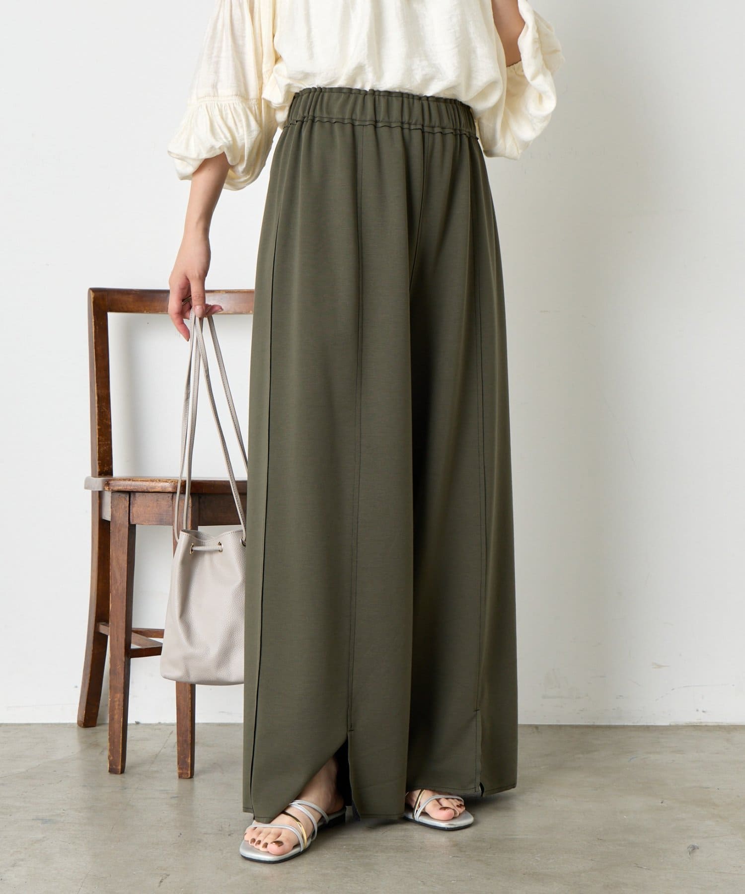－商品ポイント－・ジェナの名品！着回しの幅を広げてくれる大人気のリバーシブルパンツ。・どちらの面もデイリー使いしやすいカラーでコーディネートに合わせて楽しめます。・ウエストは安心のオールゴムで、ストレ