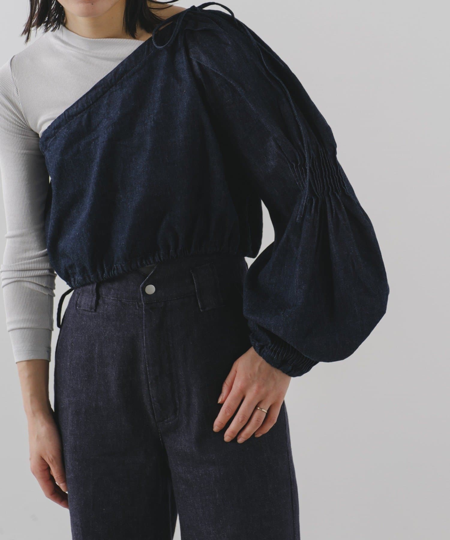 PasteripトップセラーシリーズのOne shoulder TOPSシリーズに、デニムVerが加わりました。使用したのは6.0オンスと極薄の日本生産のカツラギデニム。袖のボリュームシルエットが美し