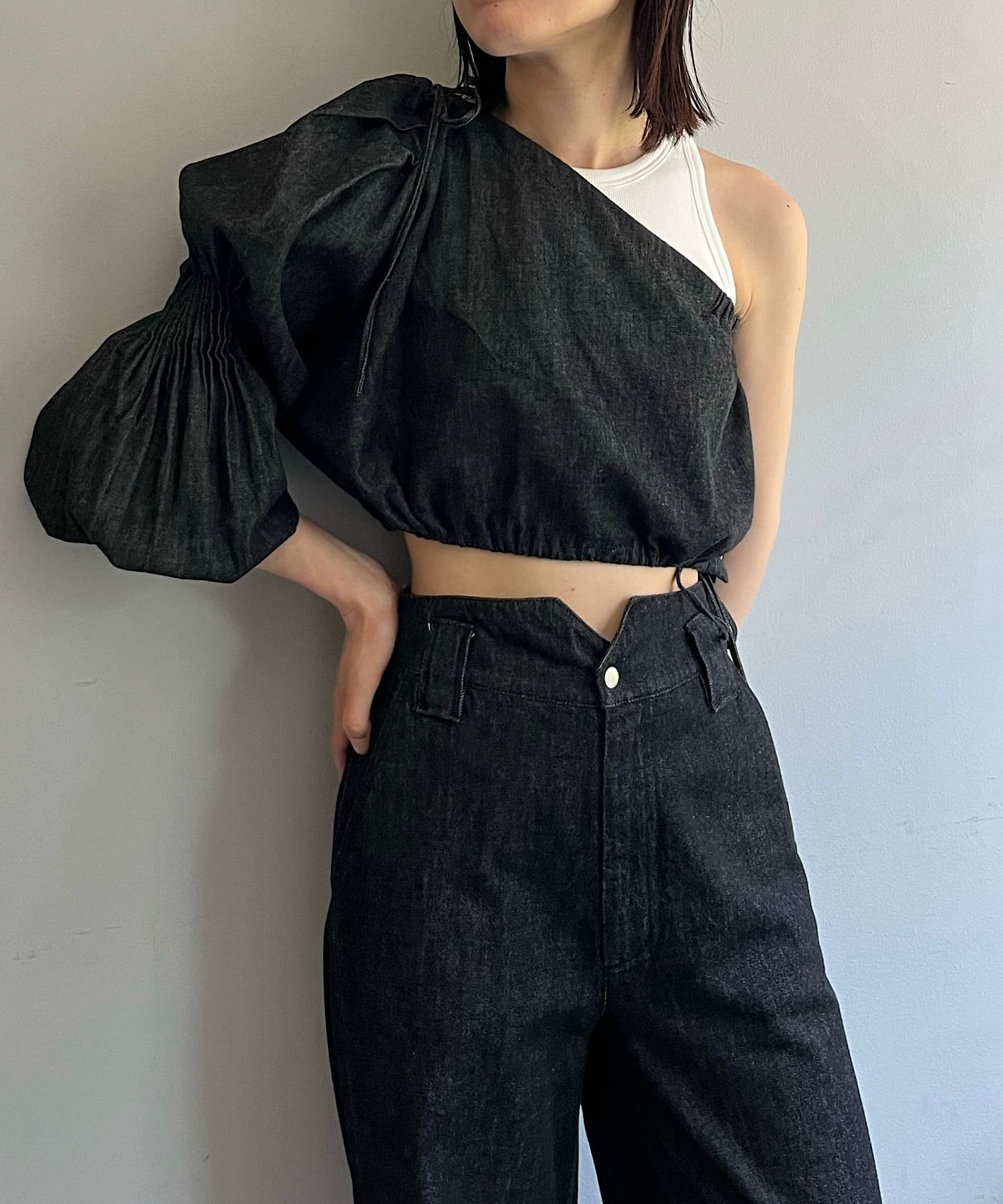 PasteripトップセラーシリーズのOne shoulder TOPSシリーズに、デニムVerが加わりました。使用したのは6.0オンスと極薄の日本生産のカツラギデニム。袖のボリュームシルエットが美し