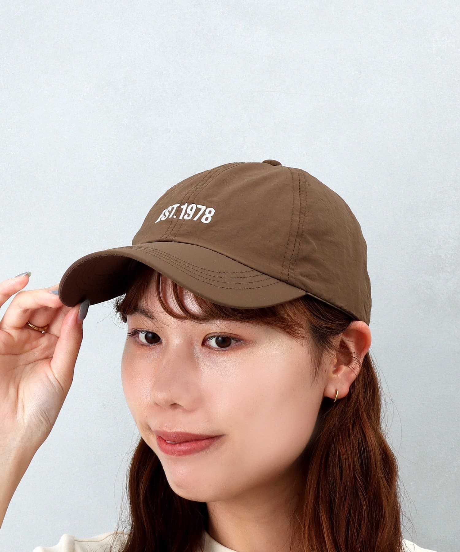 ●シンプルなロゴデザインでどのような服装にも合わせやすい◎●水をはじきやすい撥水加工付き。●ナイロン素材は汚れが付きにくいのが嬉しいポイントです。《ご使用上の注意》●本品は、撥水（水をはじきやすい）加
