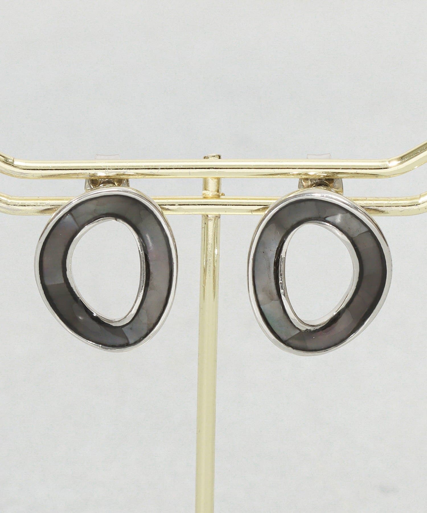 3COINS(スリーコインズ) シェルラウンドピアス