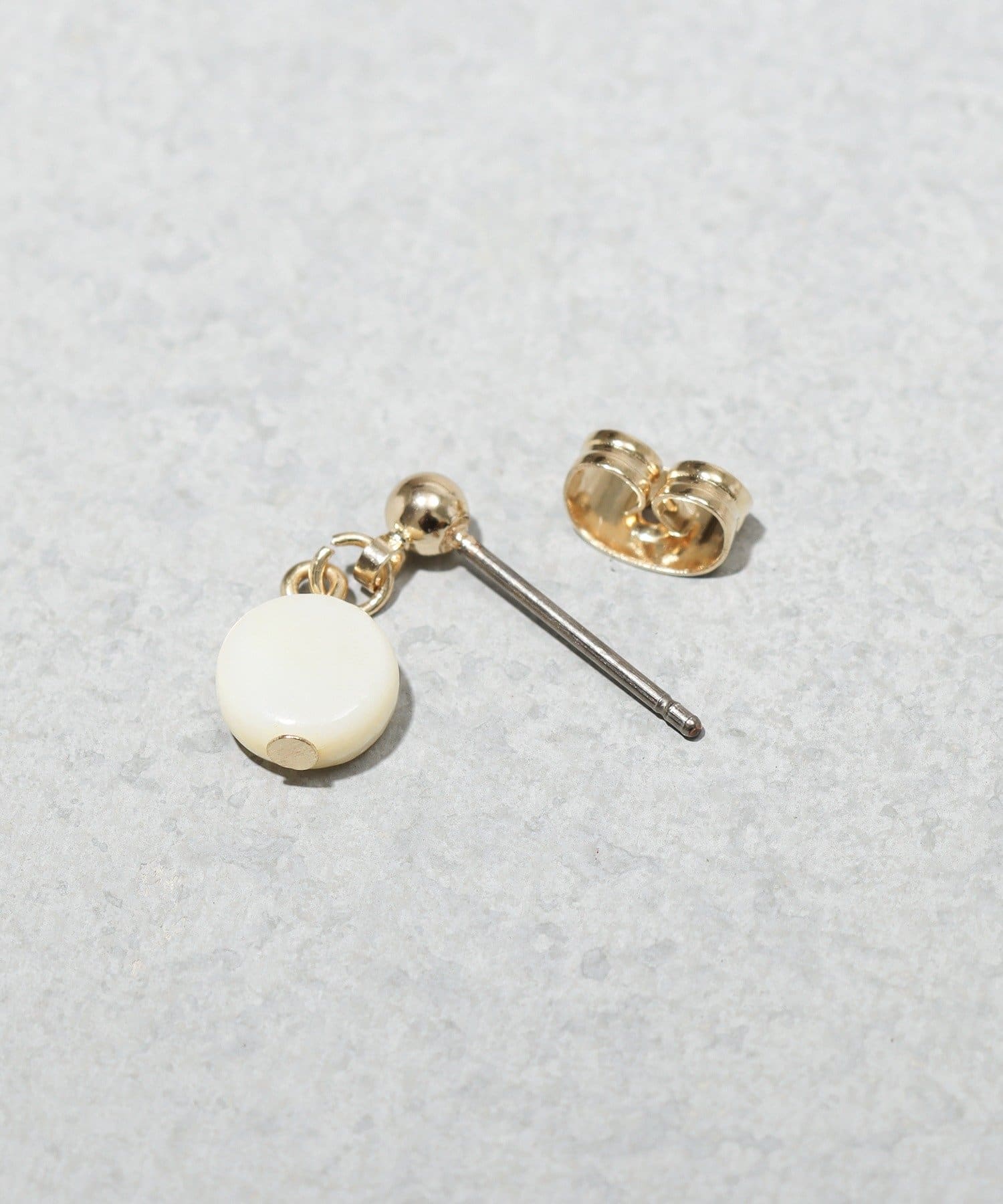 3COINS(スリーコインズ) ラウンドシェルミニピアス