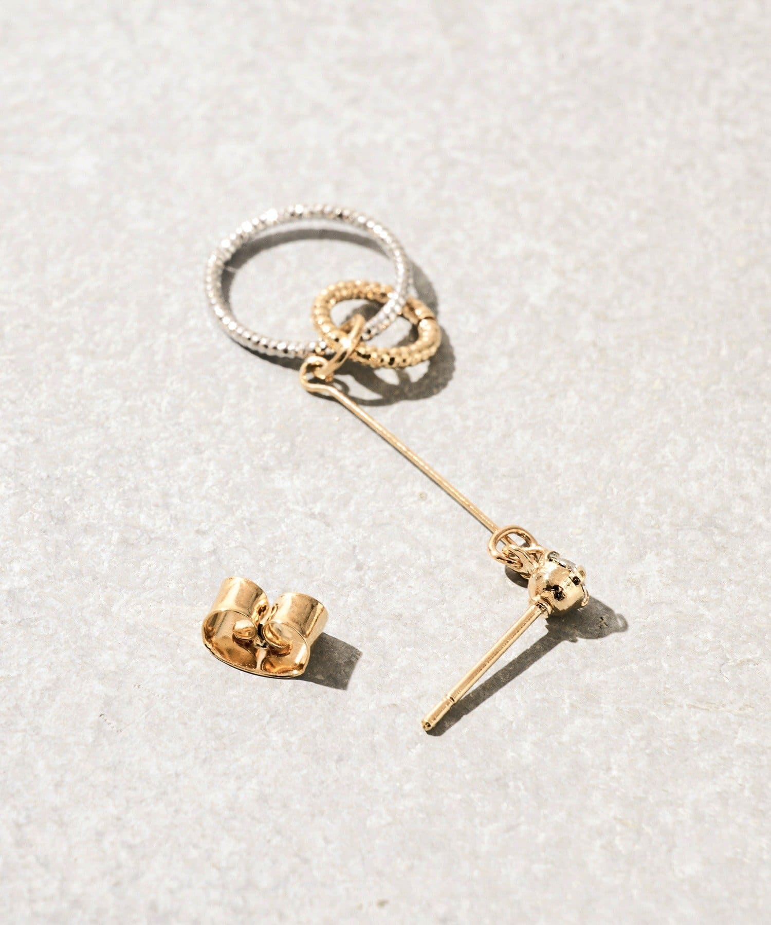 3COINS(スリーコインズ) ラウンドクロスピアス